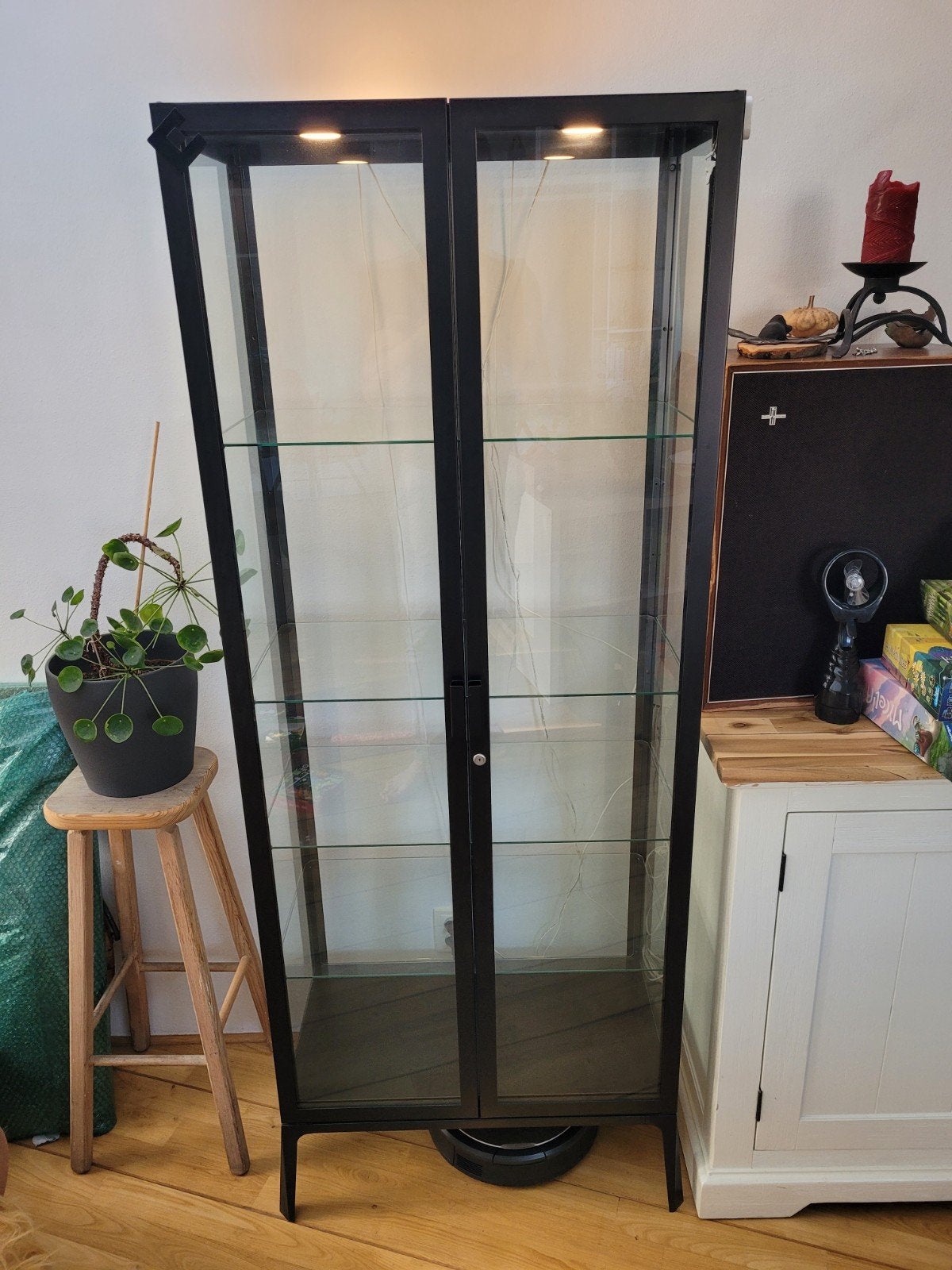 Ikea MILSBO vitrinekast met 4 spotjes en extra glazen plank, Huis en Inrichting, Ophalen, Met deur(en), 50 tot 100 cm, Zo goed als nieuw