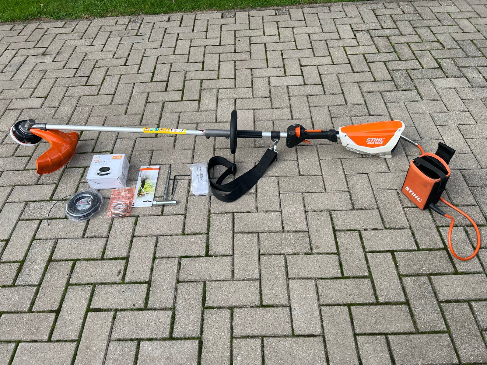 Stihl KMA 130R combimotor met bosmaaier en accutas, Tuin en Terras, Bosmaaiers, Ophalen, Zo goed als nieuw, 10 tot 30 cm, Accu