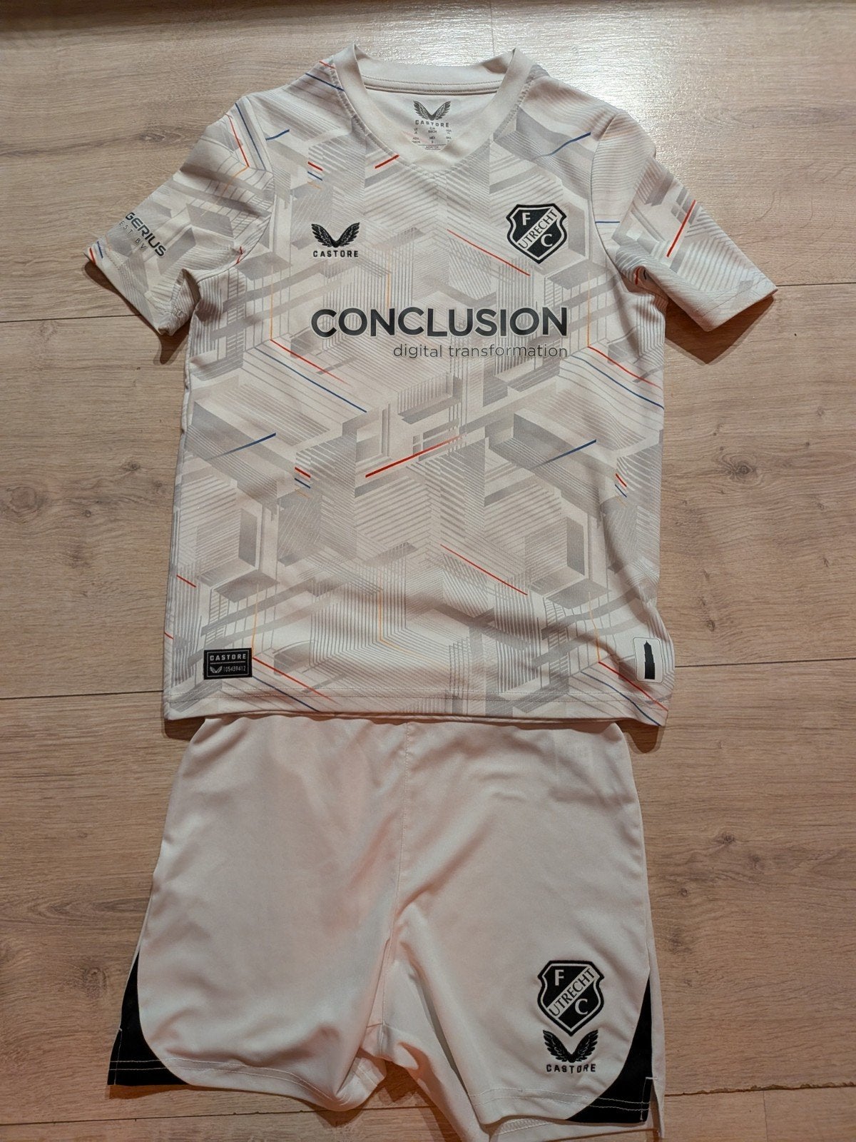 FC Utrecht derde tenue 2024/2025 kids, Maat XS of kleiner, Ophalen of Verzenden, Zo goed als nieuw, Set
