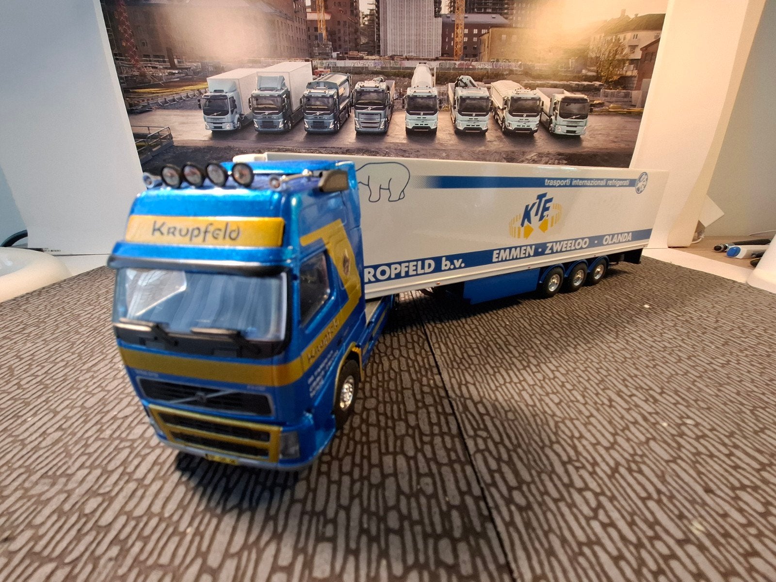 Volvo FH met koeltrailer van Krupfeld uit Emmen   Lion Cars., Ophalen of Verzenden, Bus of Vrachtwagen, Lion Toys