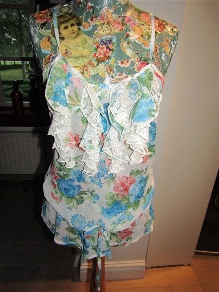 C1041 Royal Chicks mt S top chiffon wit blauw roezels kant, Zo goed als nieuw, Royal Chicks, Verzenden, Blauw