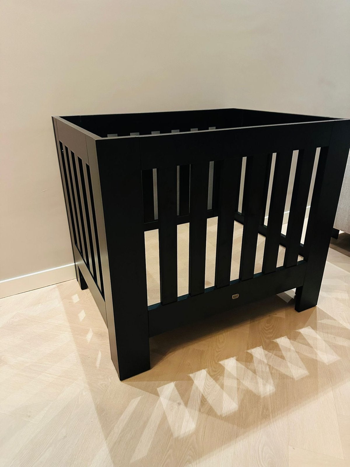 Zwart houten box voor baby of peuter, Ophalen of Verzenden, Zo goed als nieuw, In hoogte verstelbaar