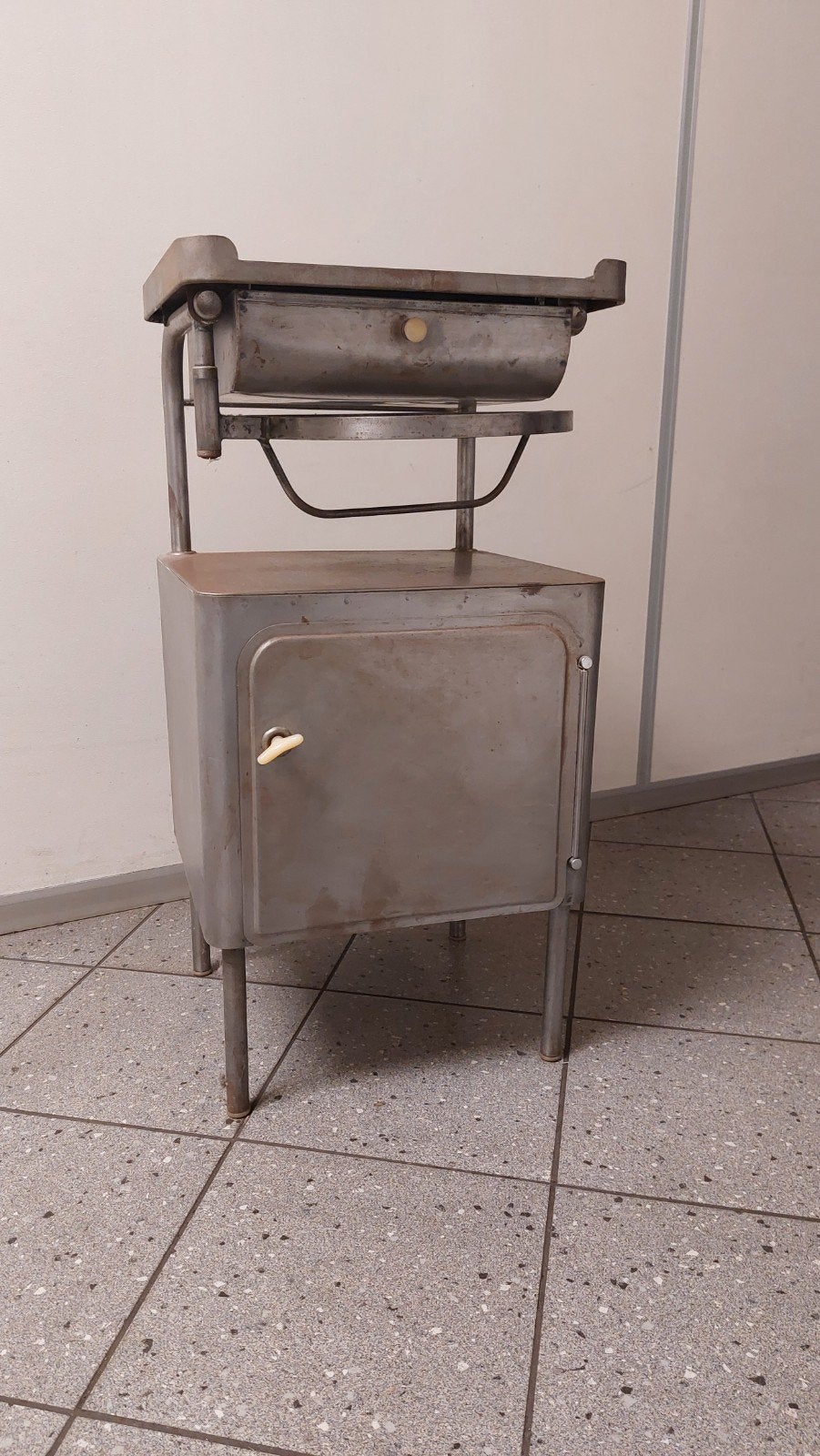 Vintage ziekenhuis kastje metalen kast, Antiek en Kunst, Ophalen