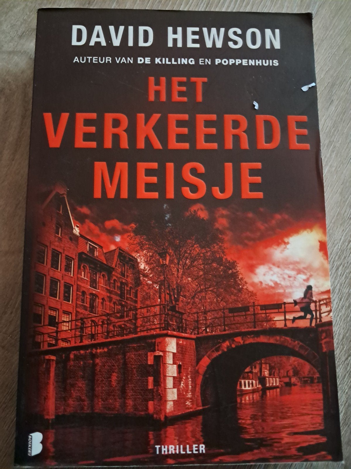 David Hewson - Het verkeerde meisje, Zo goed als nieuw, Nederland, David Hewson, Ophalen of Verzenden