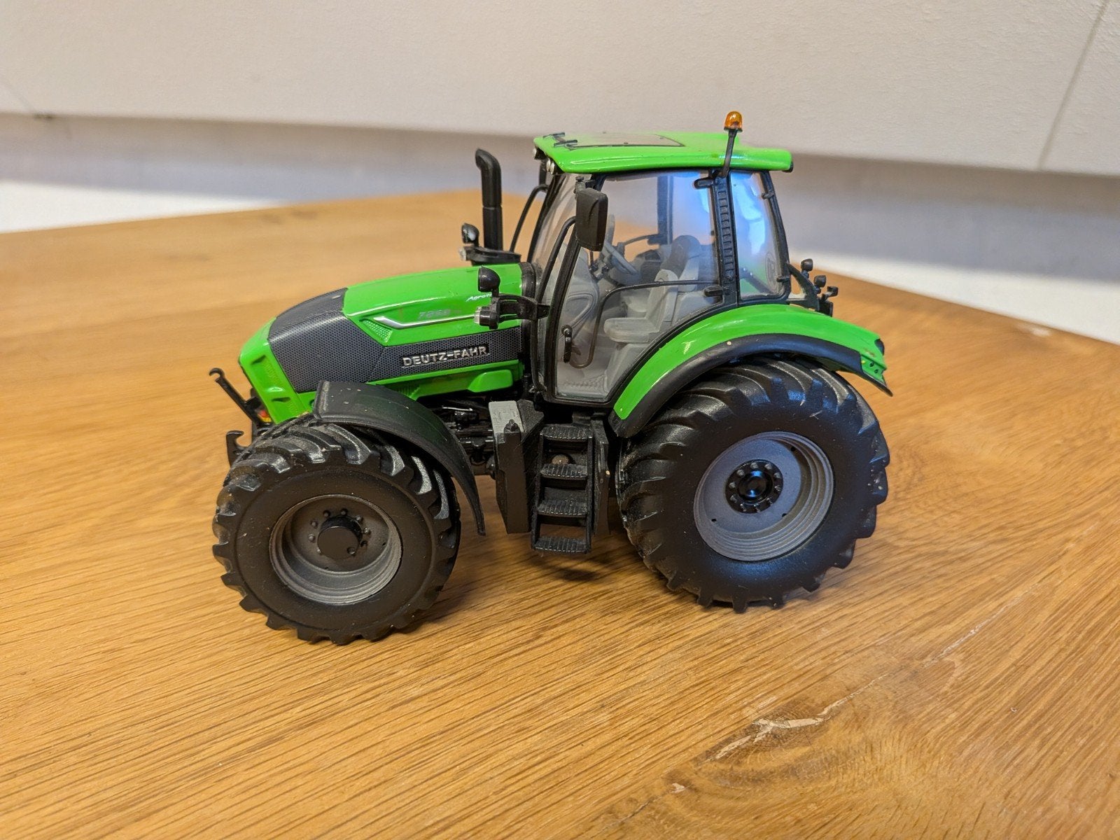 Deutz-Fahr 7250 TTV, Hobby en Vrije tijd, Modelauto's | 1:32, Ophalen of Verzenden, Zo goed als nieuw, Tractor of Landbouw, Universal Hobbies