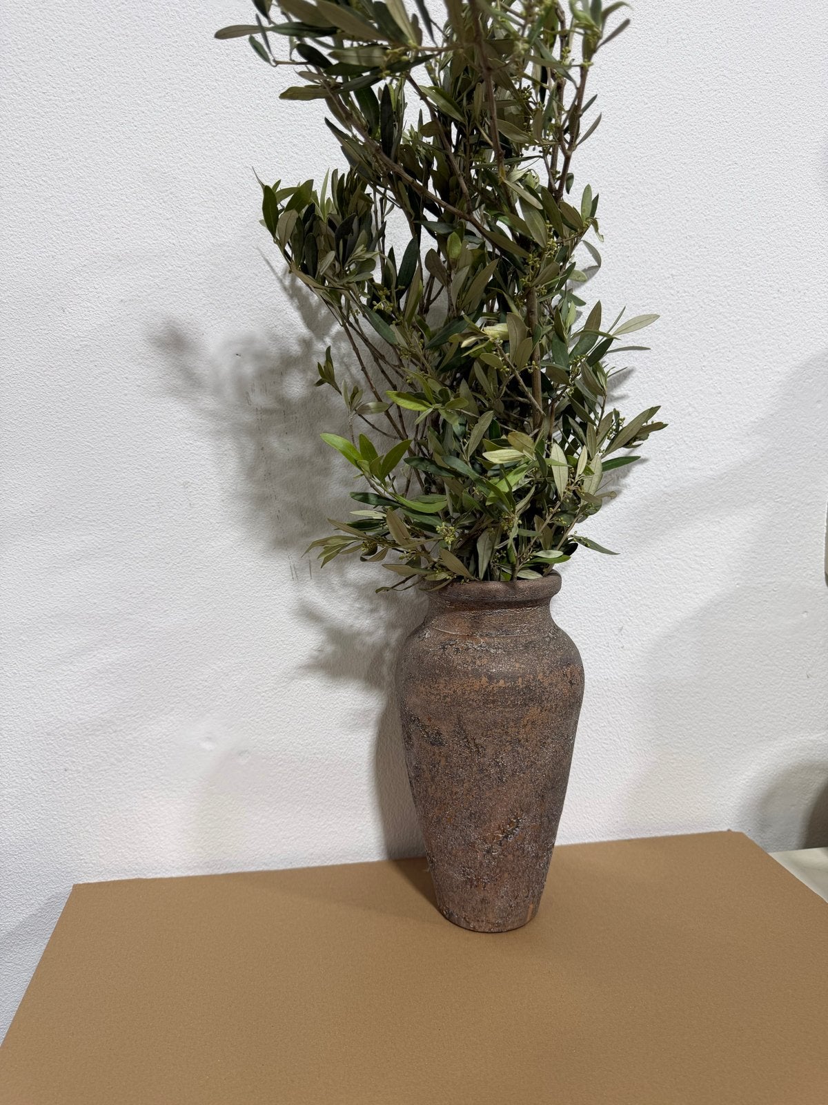 Decoratieve vaas met olijftakken, Ophalen of Verzenden, Gebruikt, Overige kleuren