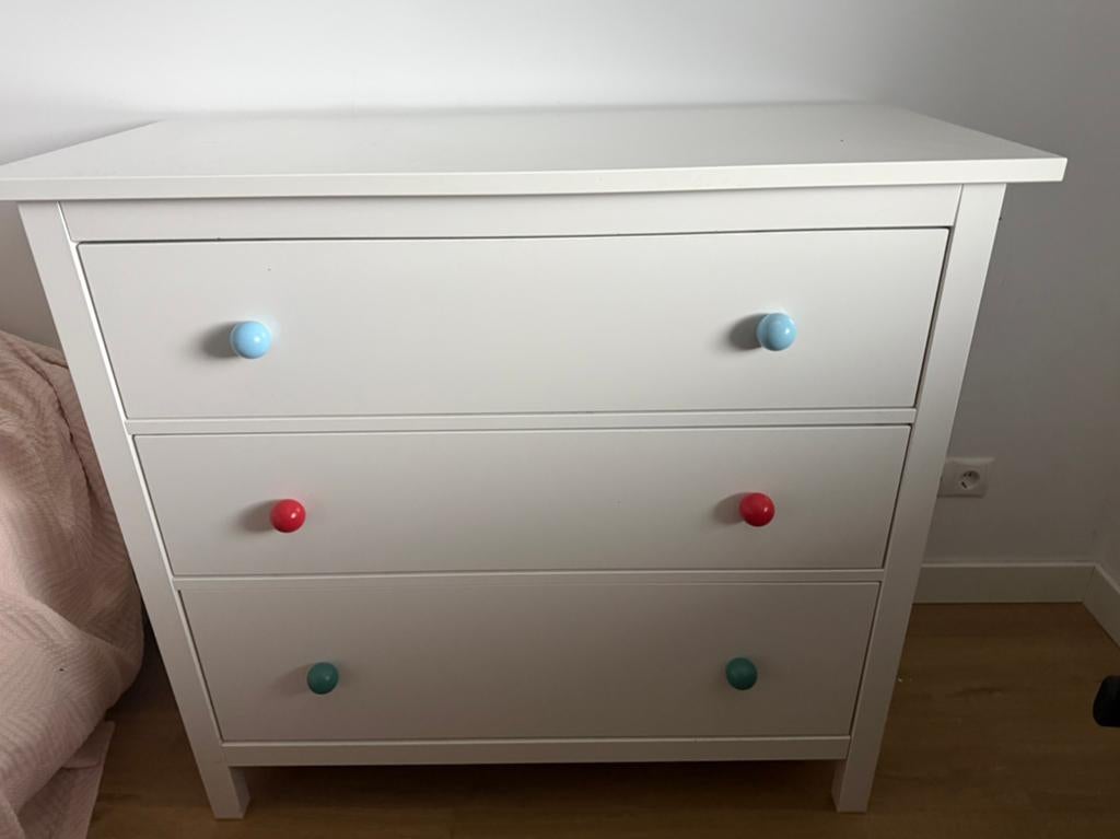 Ikea commode: Witte ladekast met gekleurde knoppen, Kinderen en Baby's, Kinderkamer | Commodes en Kasten, Ophalen, Gebruikt, Kast