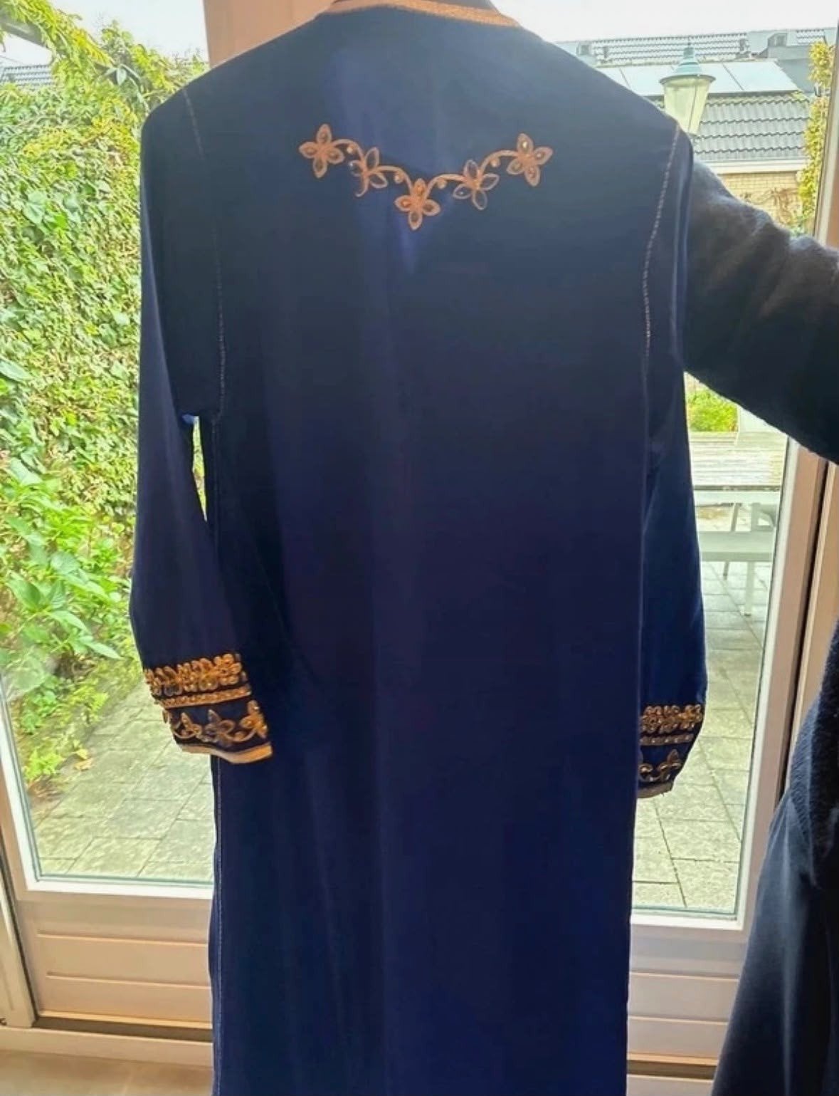 Prachtige koningsblauwe Marokkaanse Kaftan, goud borduurwerk, Blauw, Onder de knie, Ophalen, Maat 38/40 (M)