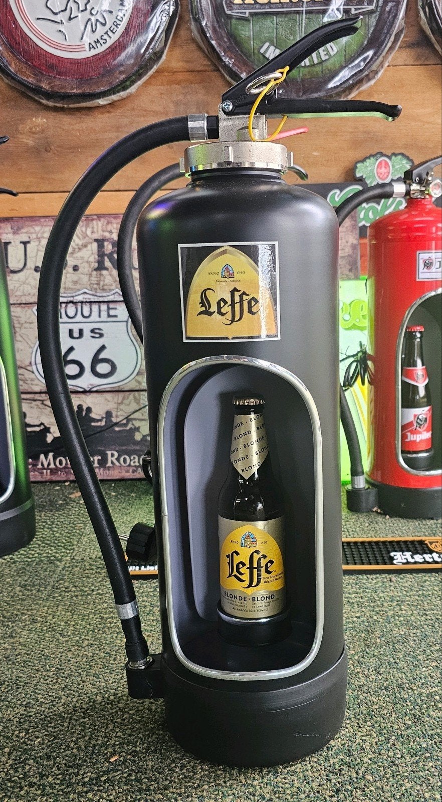 Mooie LEFFE brandblusser met ledverlichting

Mooie decorati, Verzamelen, Biermerken, Ophalen of Verzenden, Nieuw, Reclamebord, Plaat of Schild
