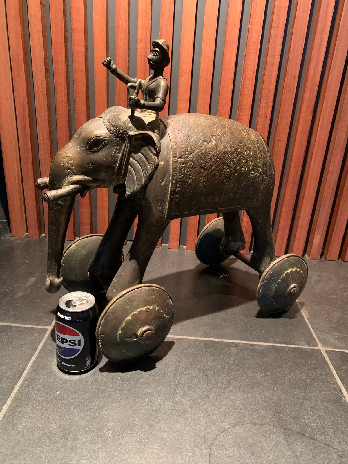 Grote Vintage Indiase Tempel Olifant op Wielen, Ophalen