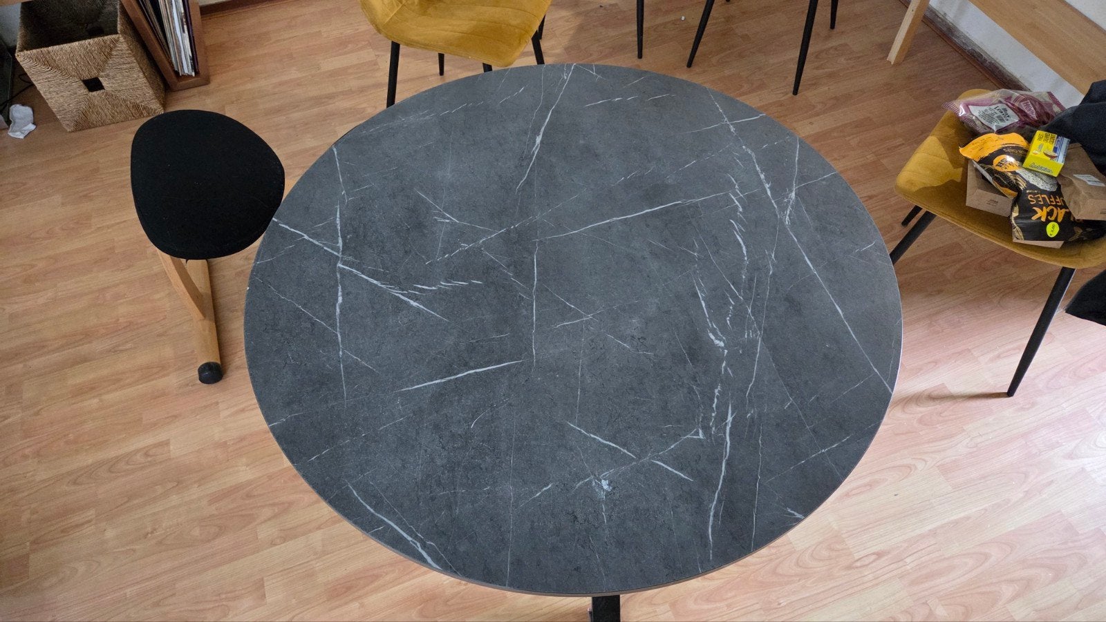 Ikea Mariedamm tafel zwart marmerpatroon, Huis en Inrichting, Ophalen, Overige materialen, Rond, Zo goed als nieuw