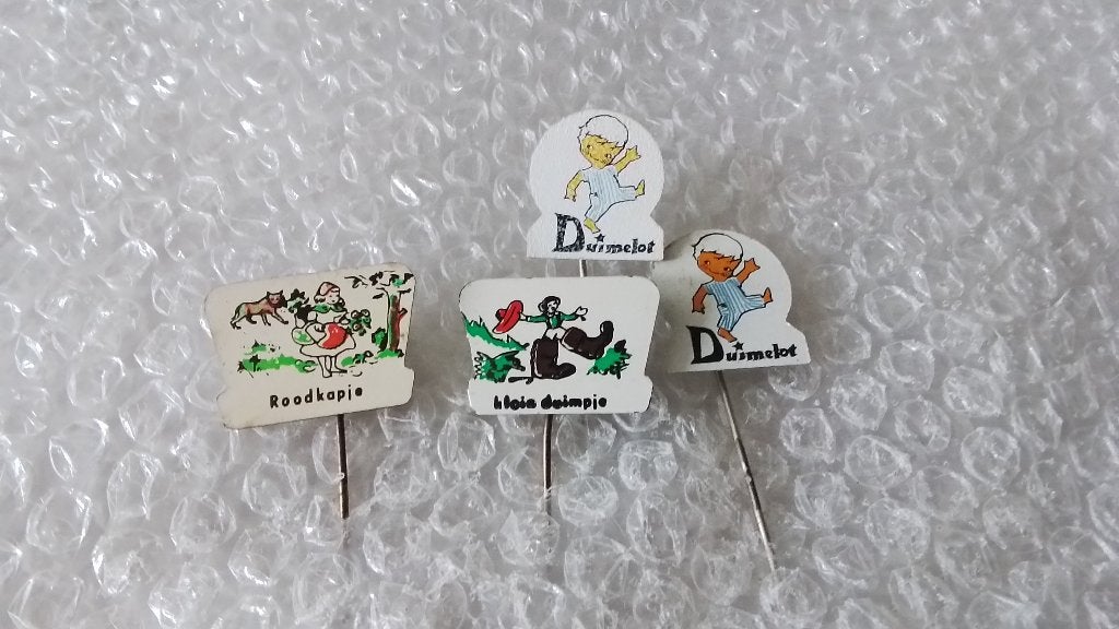 4 verschillende speldjes sprookjes, Ophalen of Verzenden, Gebruikt, Overige onderwerpen