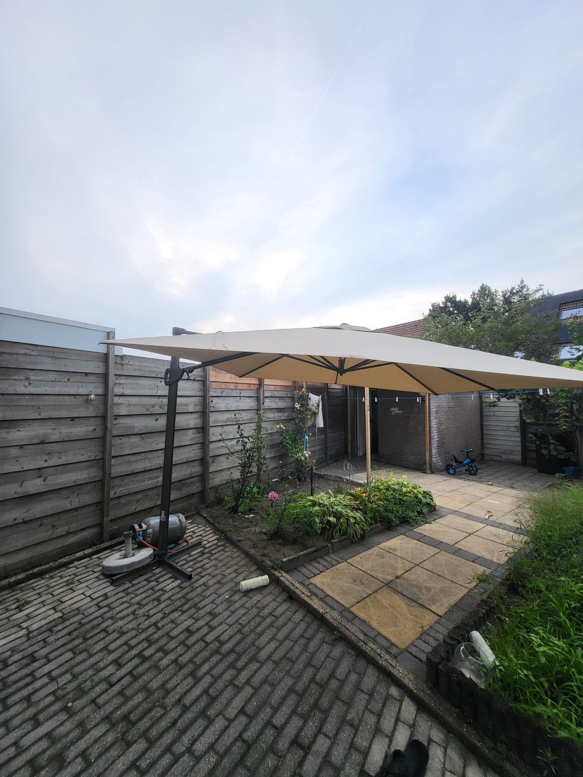 Opvouwbaar parasol die aan de grond kan geschroeft worden., Tuin en Terras, Parasols, Ophalen, Zo goed als nieuw, 2 tot 3 meter
