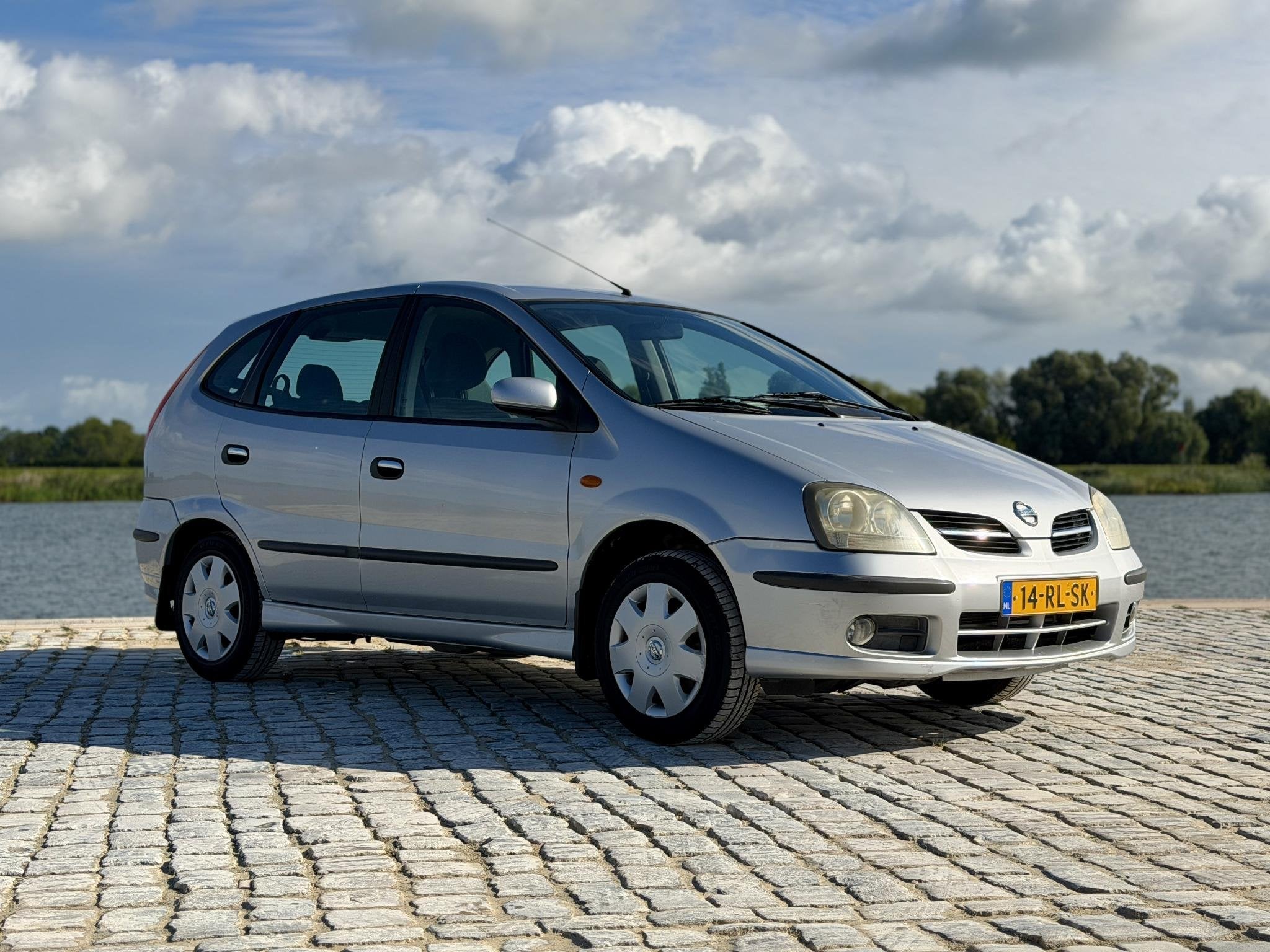 Nissan Almera Tino 1.8 Acenta|100% Onderhouden|Camera|Clima, Auto's, Nissan, Stof, 4 cilinders, Almera Tino, 116 pk