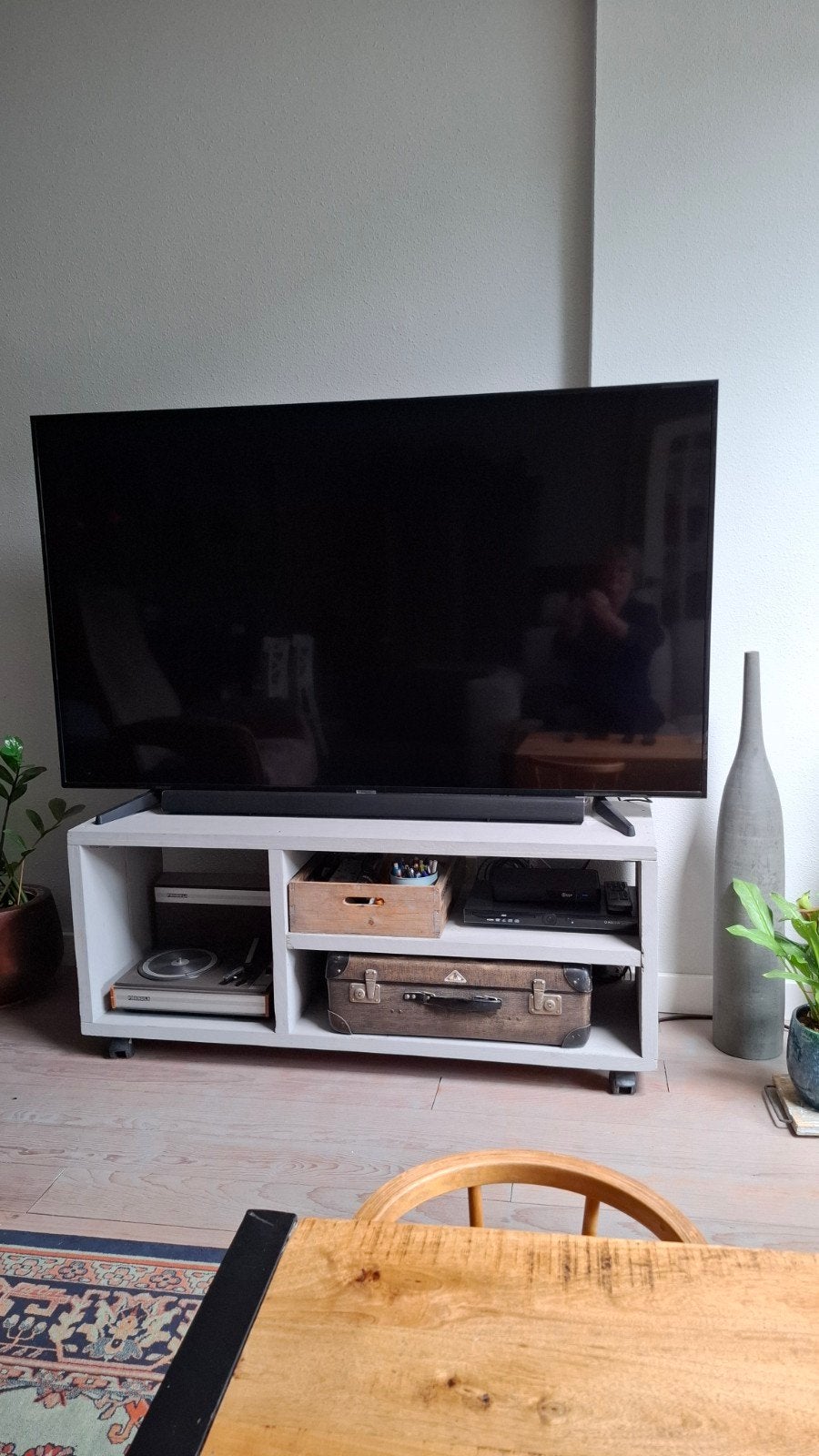 steigerhouten tv meubel op wieltjes licht grijs., Ophalen, 100 tot 150 cm, Zo goed als nieuw, Minder dan 100 cm