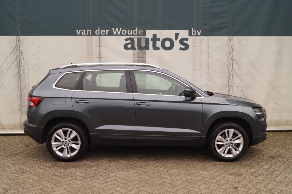 Skoda Karoq 1.0 TSI Business Edition Plus -LED-ECC-CAM-TREKH, Auto's, Voorwielaandrijving, Dealer onderhouden, Stof, Gebruikt