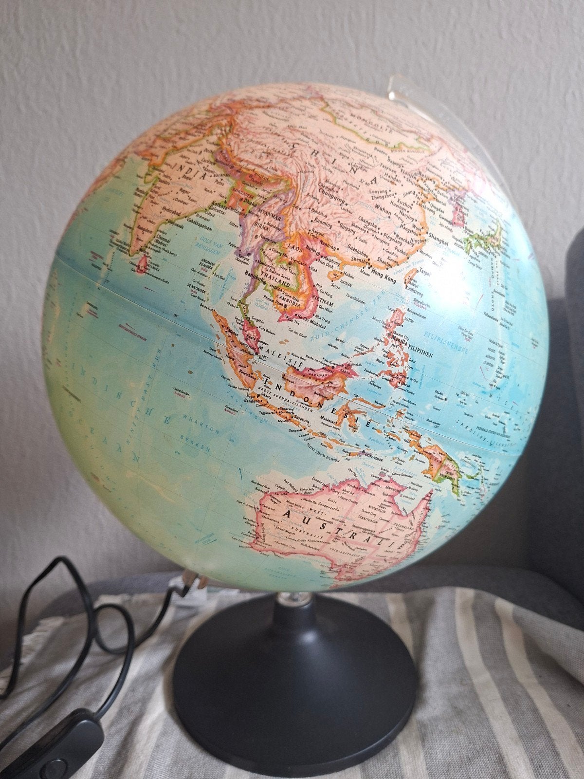 wereldbol 32 cm met lamp  - op schaal, Ophalen of Verzenden, Zo goed als nieuw
