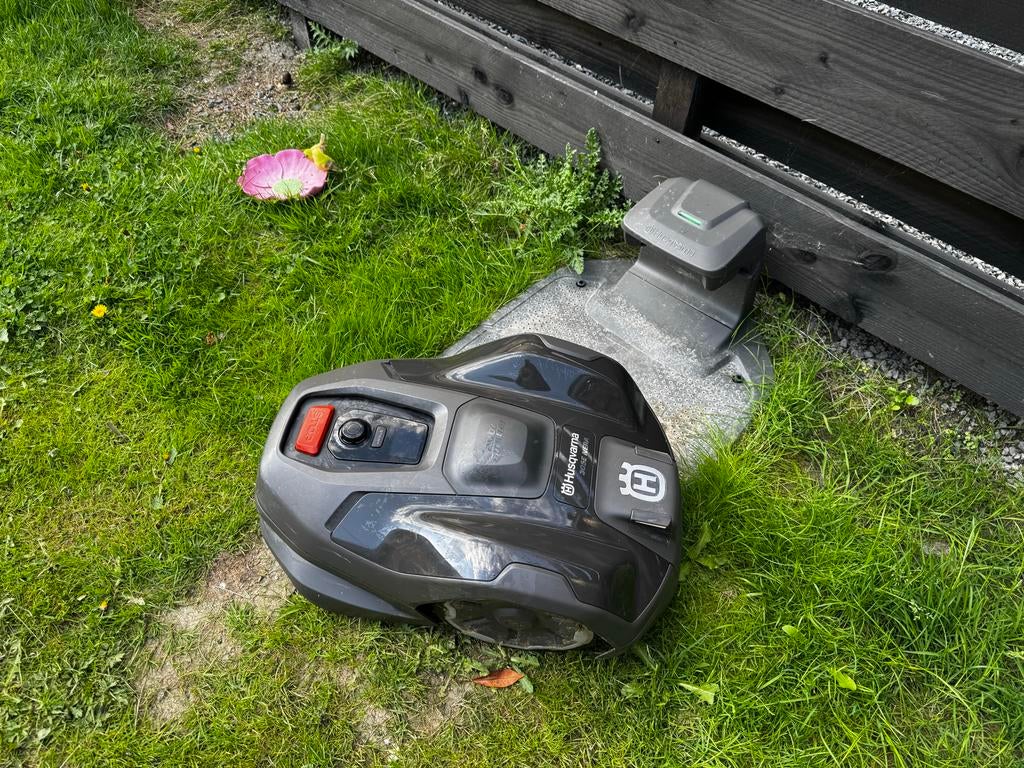 Husqvarna Automower 305e nera robotmaaier met GPS, Ophalen, Zo goed als nieuw, Meer dan 25 cm, Bestuurbaar via app