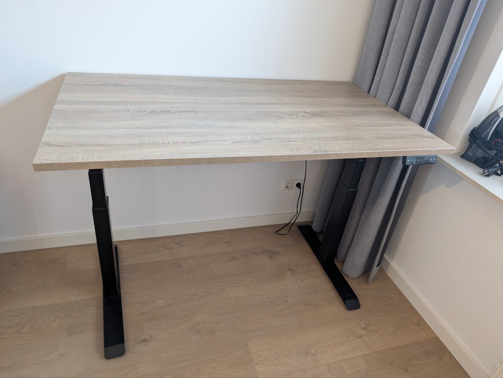 Zit-sta bureau 140x80 cm met Senator bureaustoel, Ophalen, Zit-sta bureau, Hout, Zo goed als nieuw