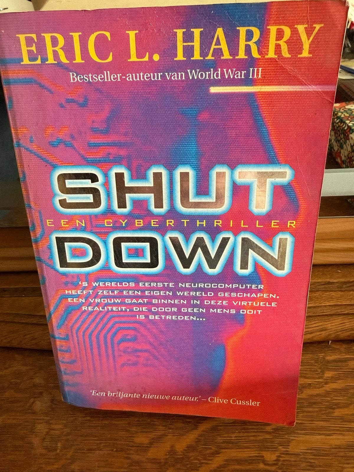 Shut Down - Een Cyberthriller van Eric L. Harry, Ophalen of Verzenden, Gelezen, Wereld overig