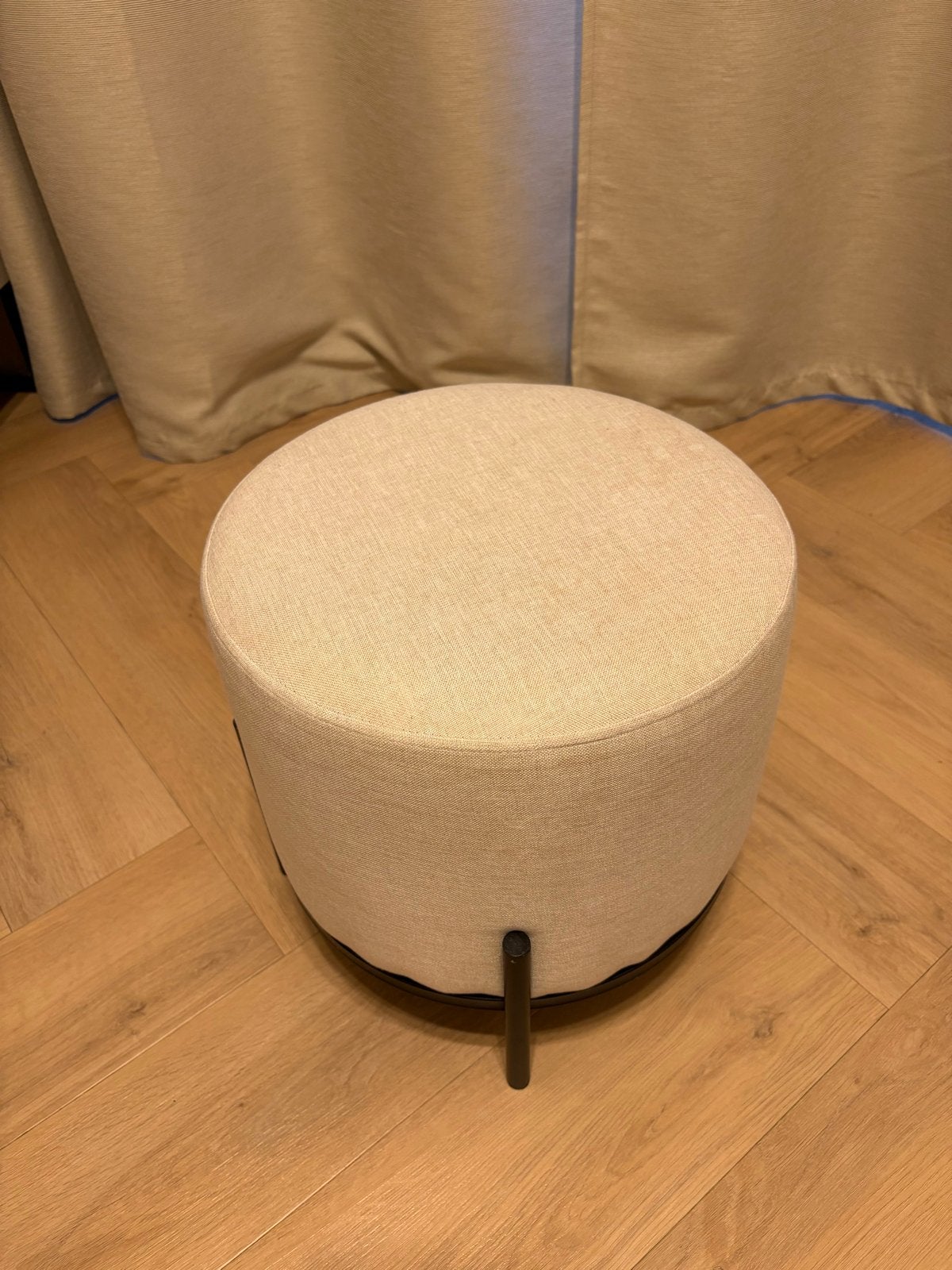 2 Poefen met Zwarte Stalen Standaard - Stijlvol & Comfortabe, Minder dan 50 cm, Rond, Ophalen of Verzenden, Zo goed als nieuw