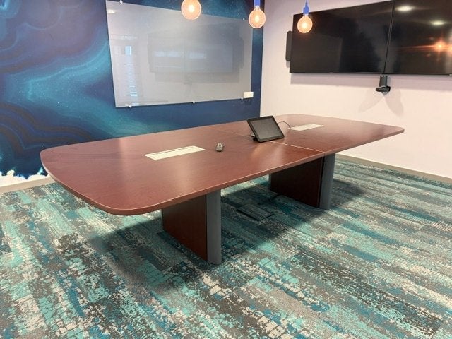 Tafel/vergadertafel met stopcontact 303x136xH74 cm, 1 st, Huis en Inrichting, Bureaus, 136 cm, Gebruikt, Spaanplaat of MDF, Bruin