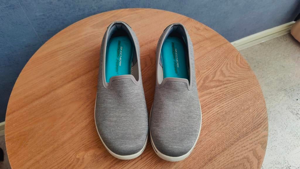 Nieuwe Skechers instappers maat 41 met memory foam, grijs, Skechers, Instappers, Nieuw, Ophalen of Verzenden
