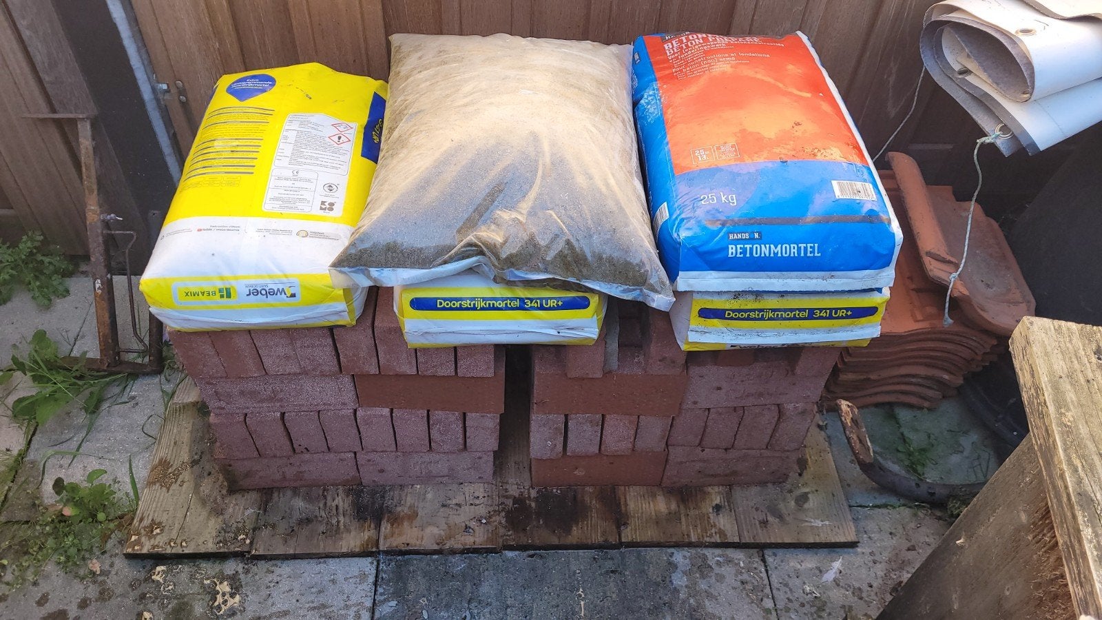 Metselstenen, doorstrijkmortel, betonmortel en metselzand, Ophalen, Nieuw, Bakstenen