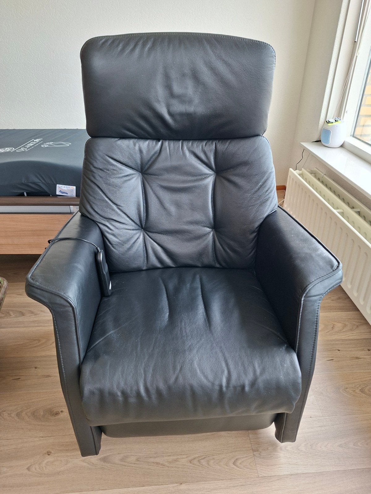 zwart (nep)leren sta-op stoel, Huis en Inrichting, Fauteuils, Ophalen of Verzenden, Gebruikt, Leer