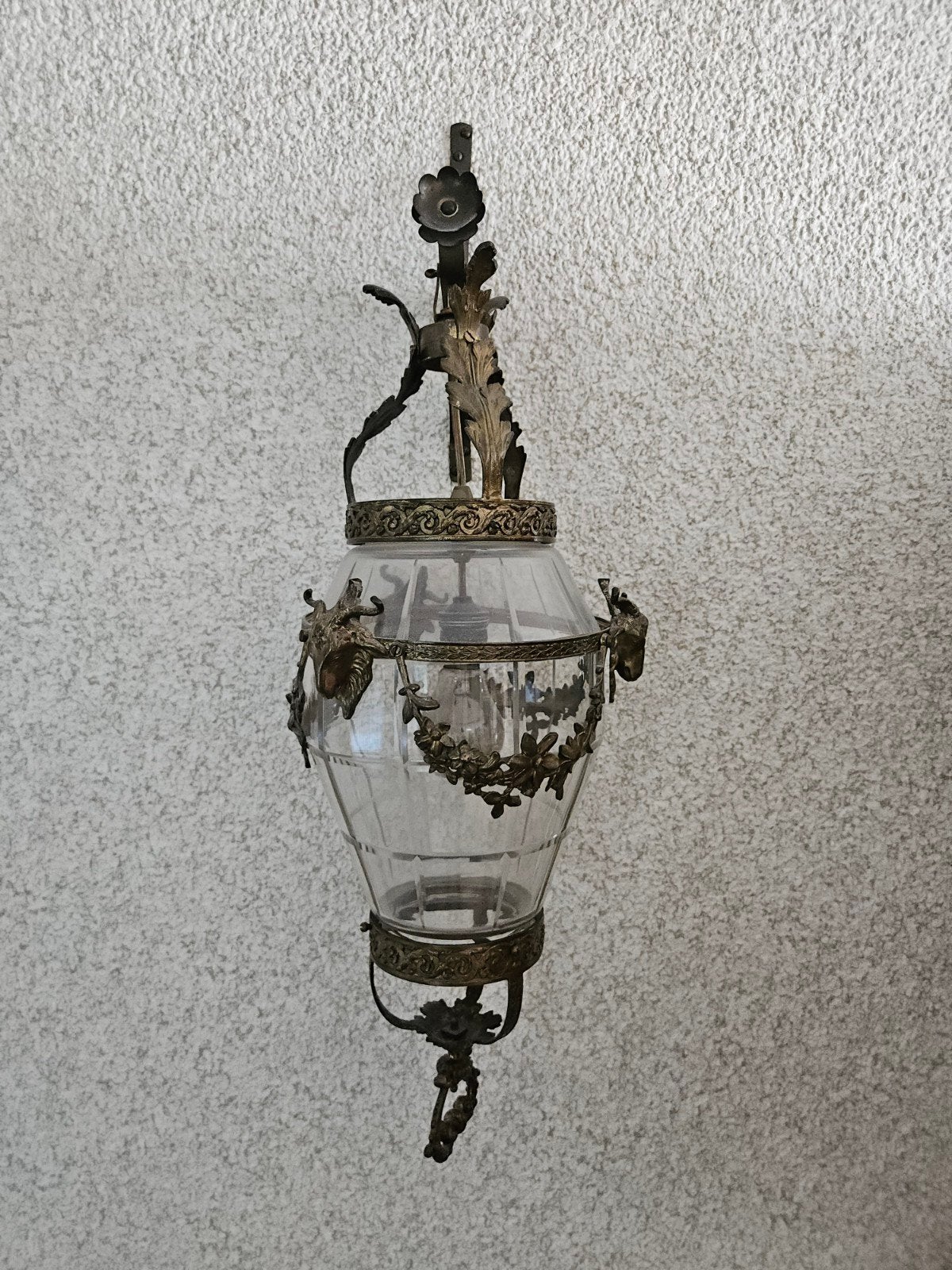 Antieke koperen hallantaarn met geslepen glas en ramskoppen, Ophalen