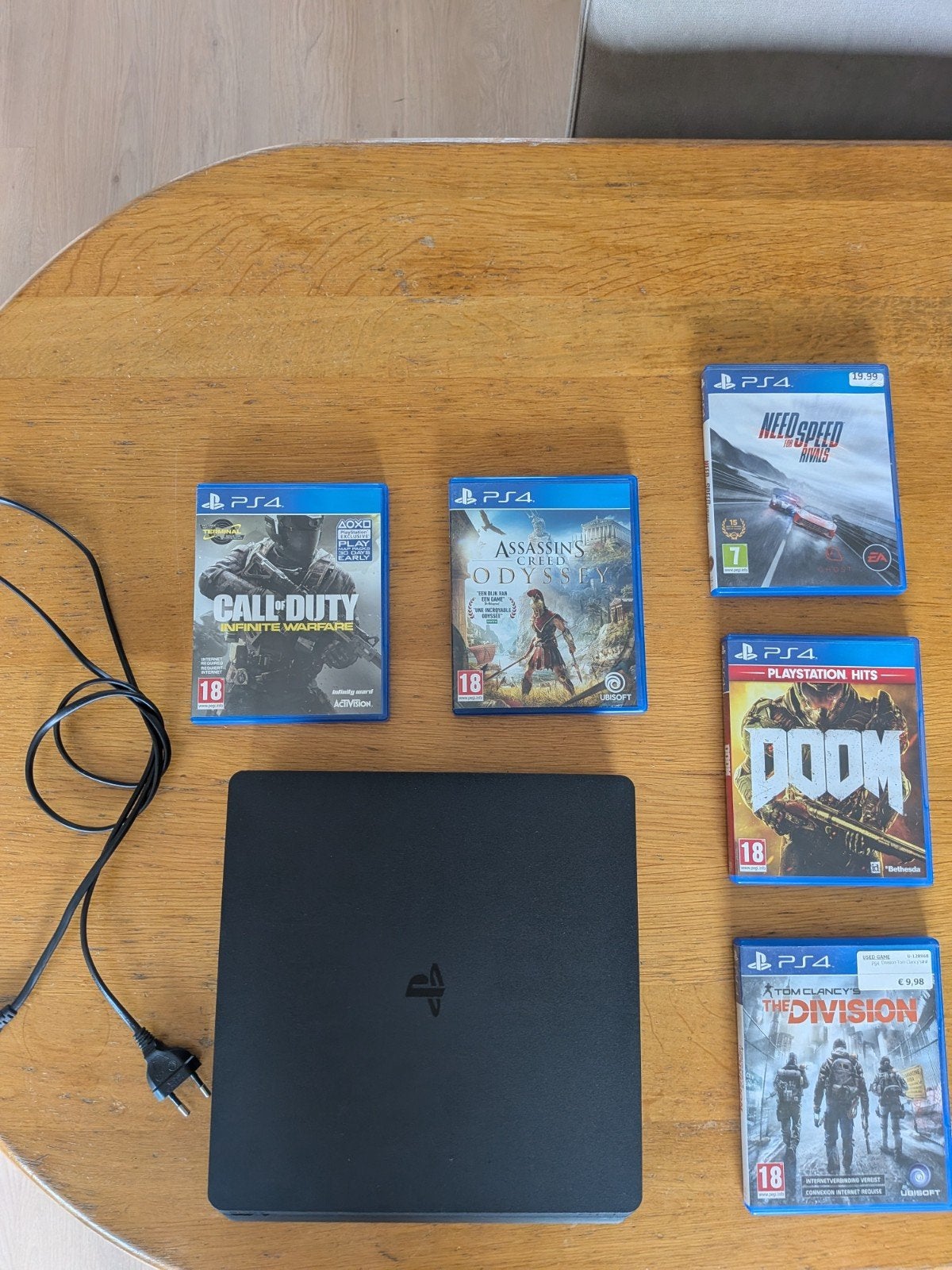 PS4 Slim 500GB uit 2016 - met 5 spellen (zie foto), Spelcomputers en Games, Spelcomputers | Sony PlayStation 4, Ophalen, Zonder controller