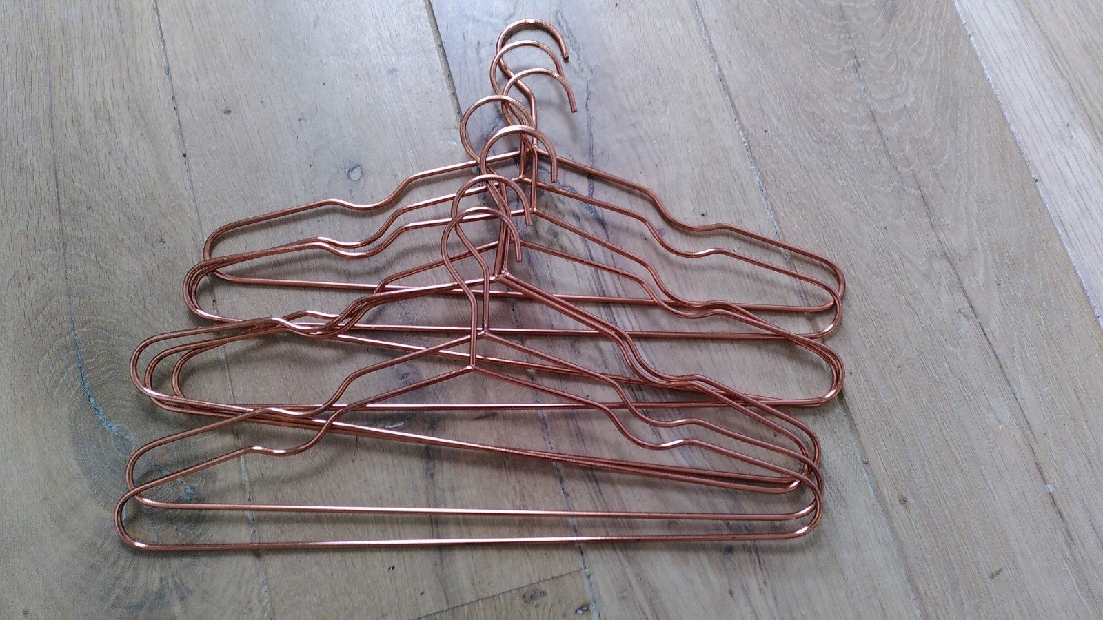8 koperkleurige kledinghangers, Kleding | Dames, Kledinghangers, Ophalen of Verzenden, Zo goed als nieuw, Metaal, Kinderen en Volwassenen