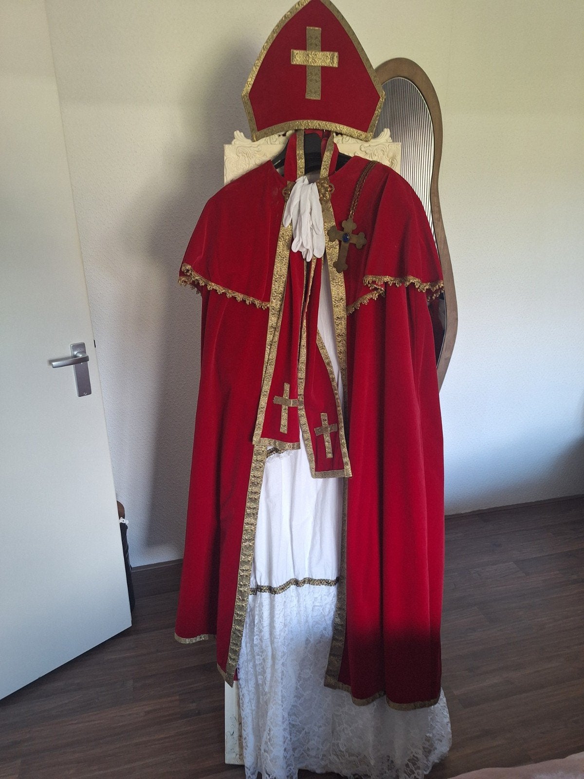 Sinterklaas kostuum compleet - mijter, mantel, albe, stola, Ophalen, Gebruikt, Pak of Jurk