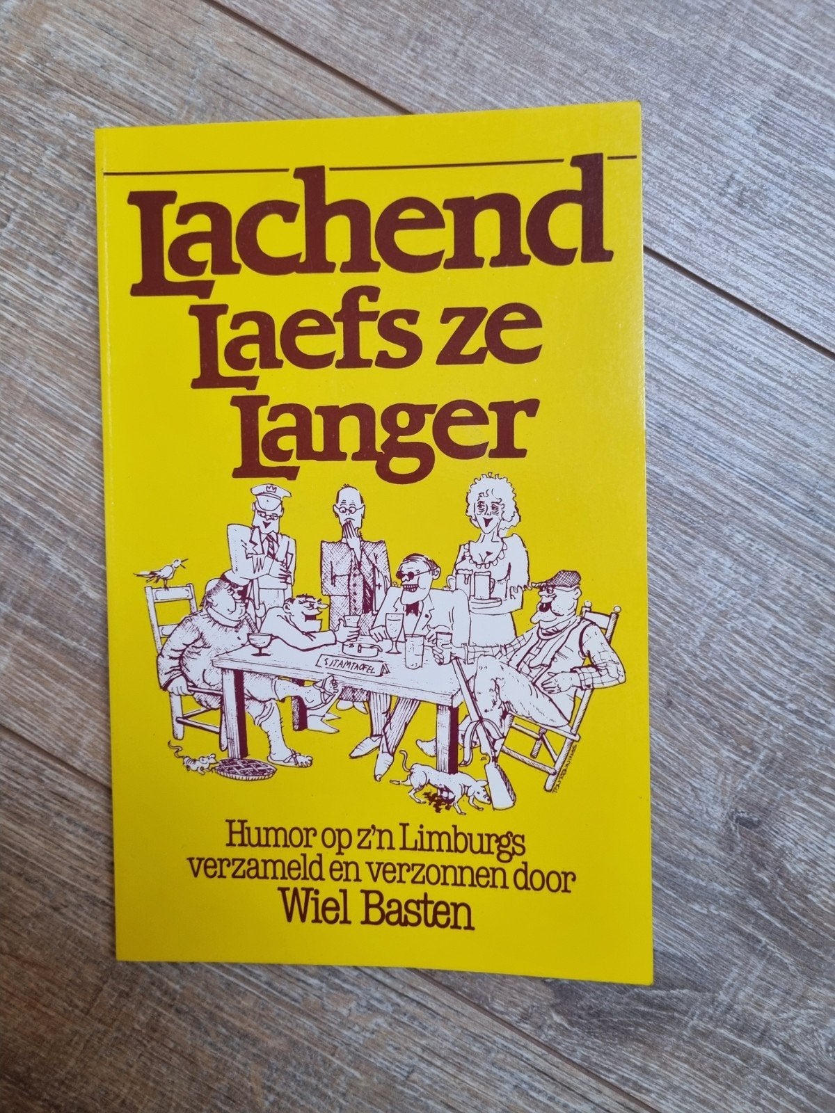 Boek Venlo : Lachend laefs ze langer: Humor op z'n Limburgs, Boeken, Ophalen of Verzenden