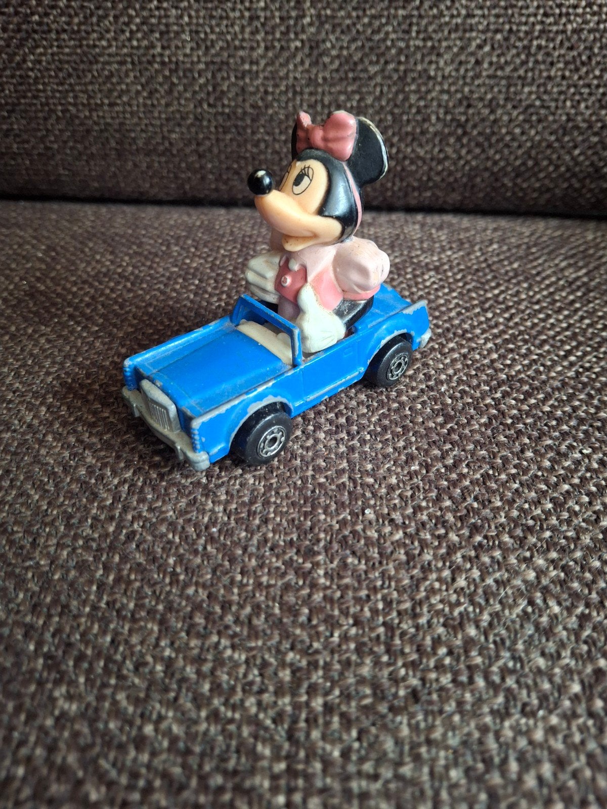 Disney Minnie Mouse in blauwe auto 1979, Ophalen of Verzenden, Mickey Mouse, Beeldje of Figuurtje