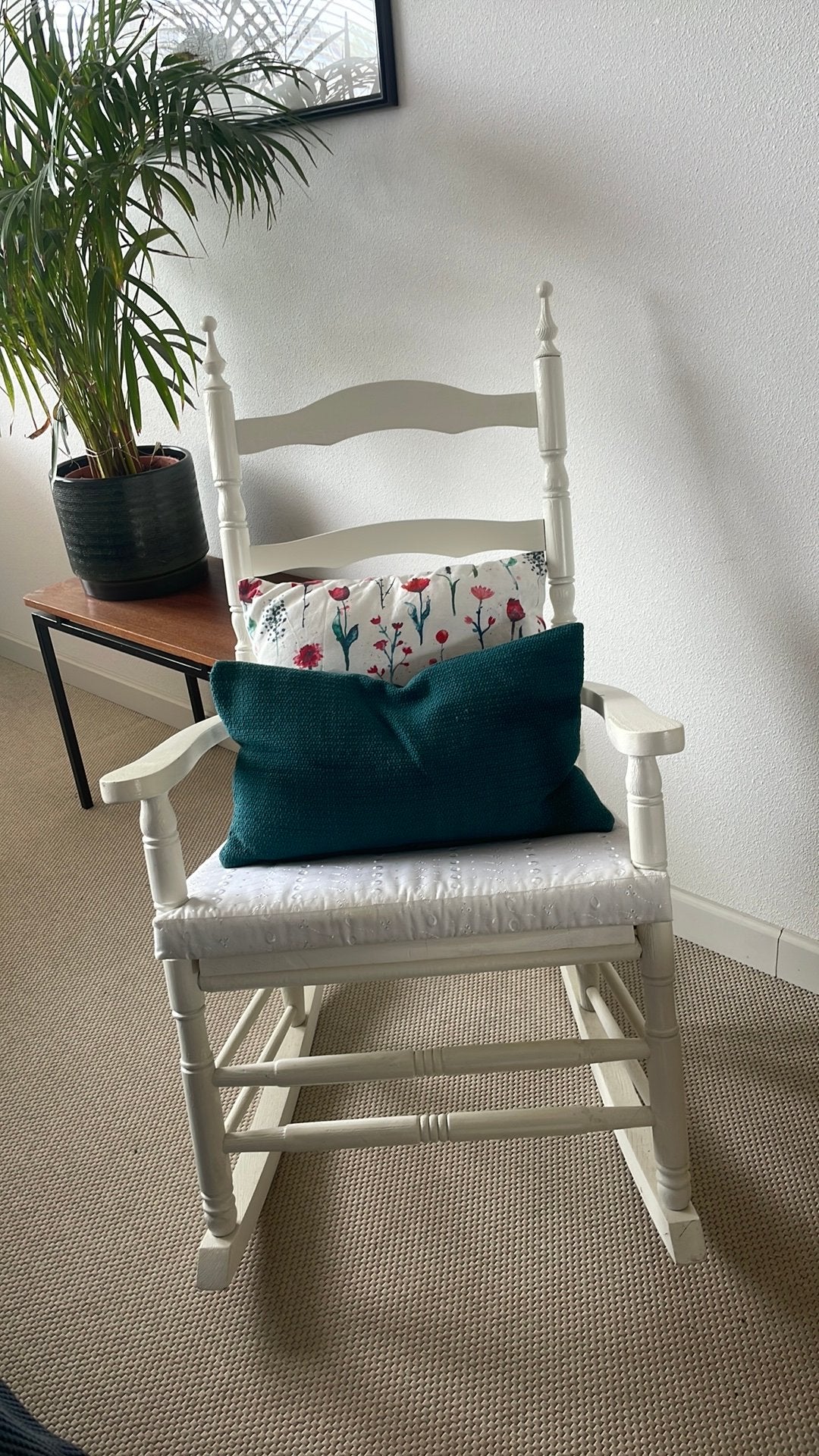 Vintage Zweedse schommelstoel wit inclusiev kussens, Huis en Inrichting, Stoelen, Ophalen, Gebruikt, Wit, Scandinavisch