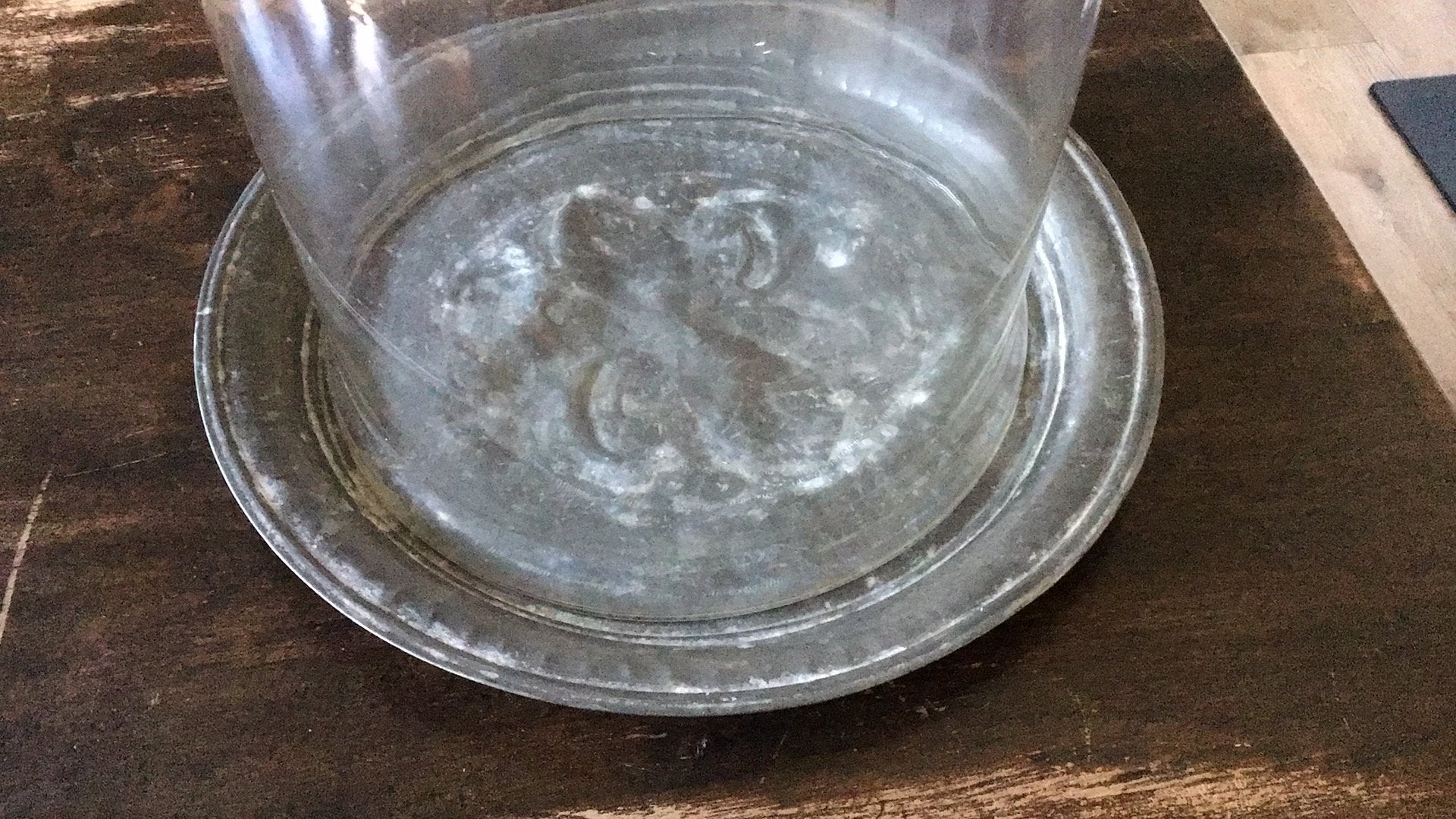 Te koop grote zware antieke glazen stolp cloche + onderbord, Ophalen, 30 cm, Zo goed als nieuw, Met plateau