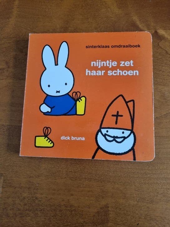 Nijntje Sinterklaas omdraaiboek - Dick Bruna, Ophalen of Verzenden, Zo goed als nieuw, Dick Bruna, Sprookjes