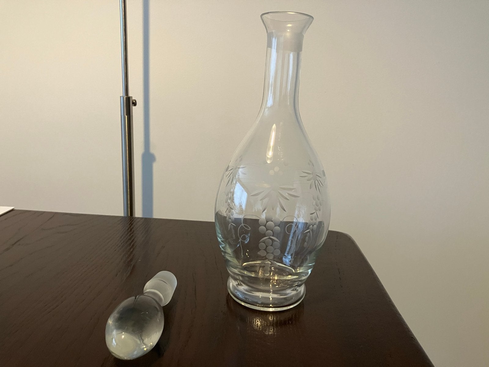Glazen karaf met druivenmotief en stop, Ophalen