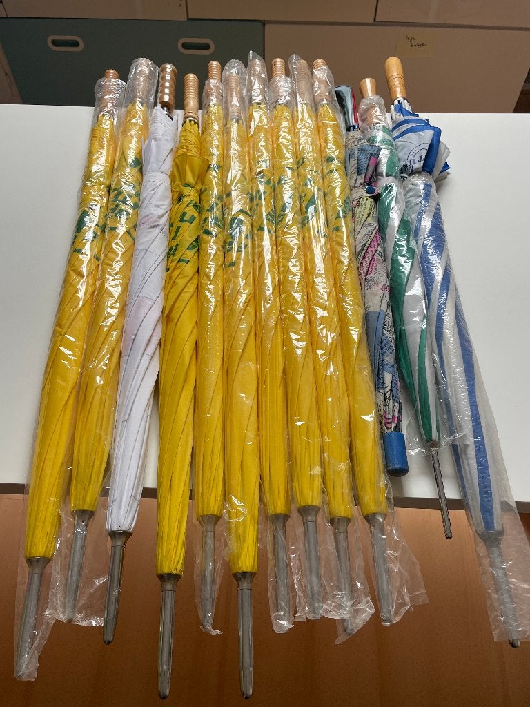 Meerdere grote paraplu's, Sieraden, Tassen en Uiterlijk, Paraplu's, Ophalen of Verzenden, Zo goed als nieuw, Geel