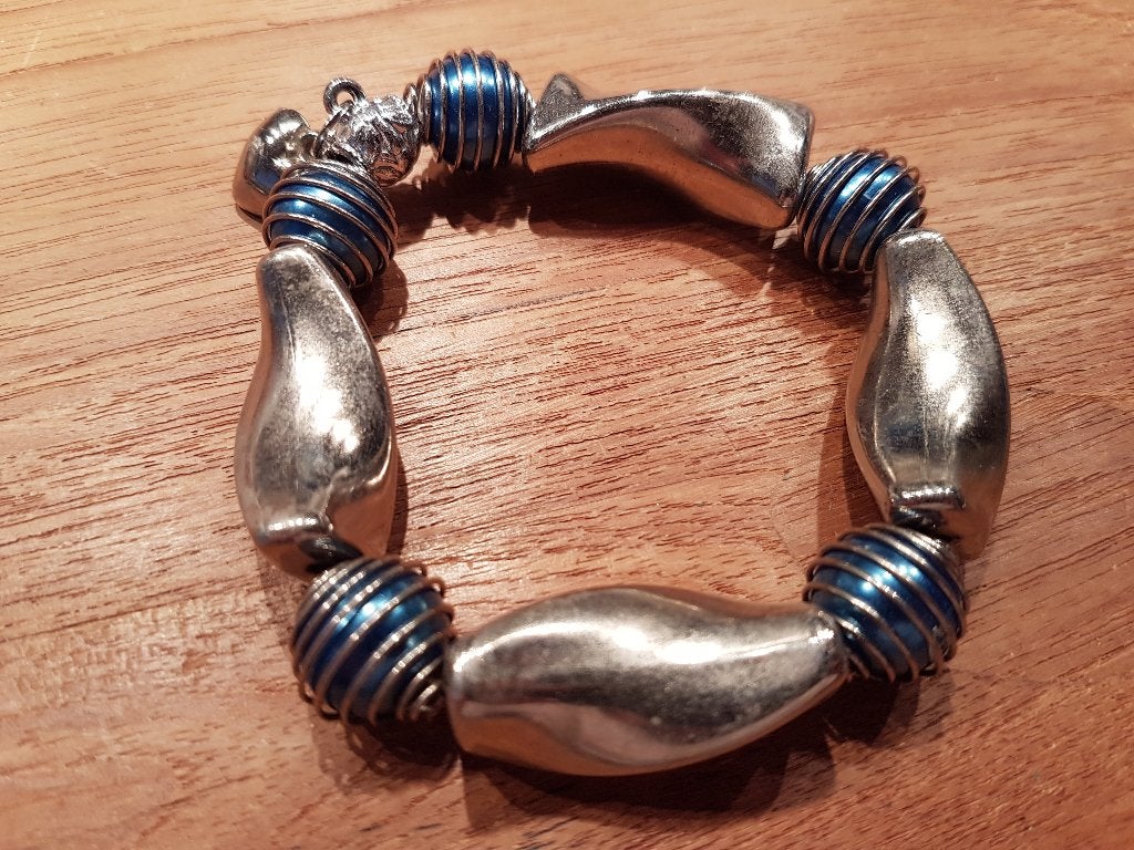 Armband, elastisch, zilverkleurig en blauw, Ophalen of Verzenden, Gebruikt, Zilver, Overige materialen