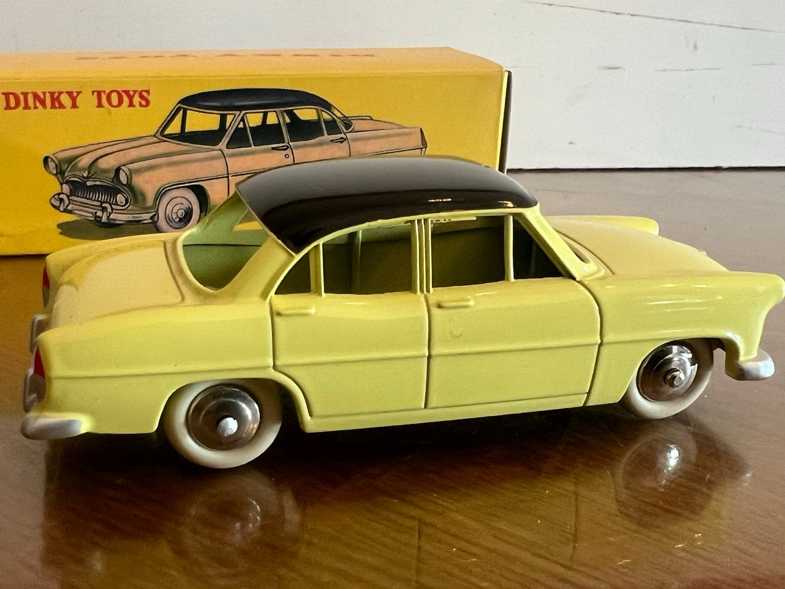 Dinky Toys atlas ed 24 Z Simca "Versailles" - Geel met doos, Ophalen of Verzenden, Zo goed als nieuw, Auto, Dinky Toys