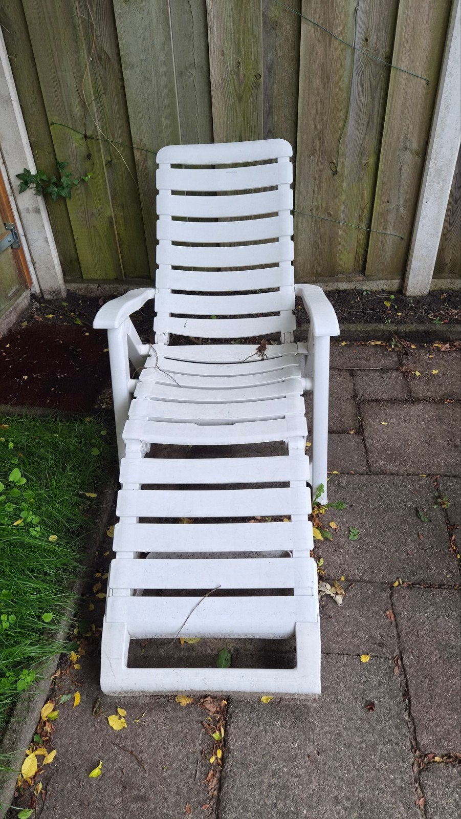 1 Ligstoel, 3 klapstoelen en tafel - Tuinset, Ophalen, 4 zitplaatsen, Kunststof, Gebruikt