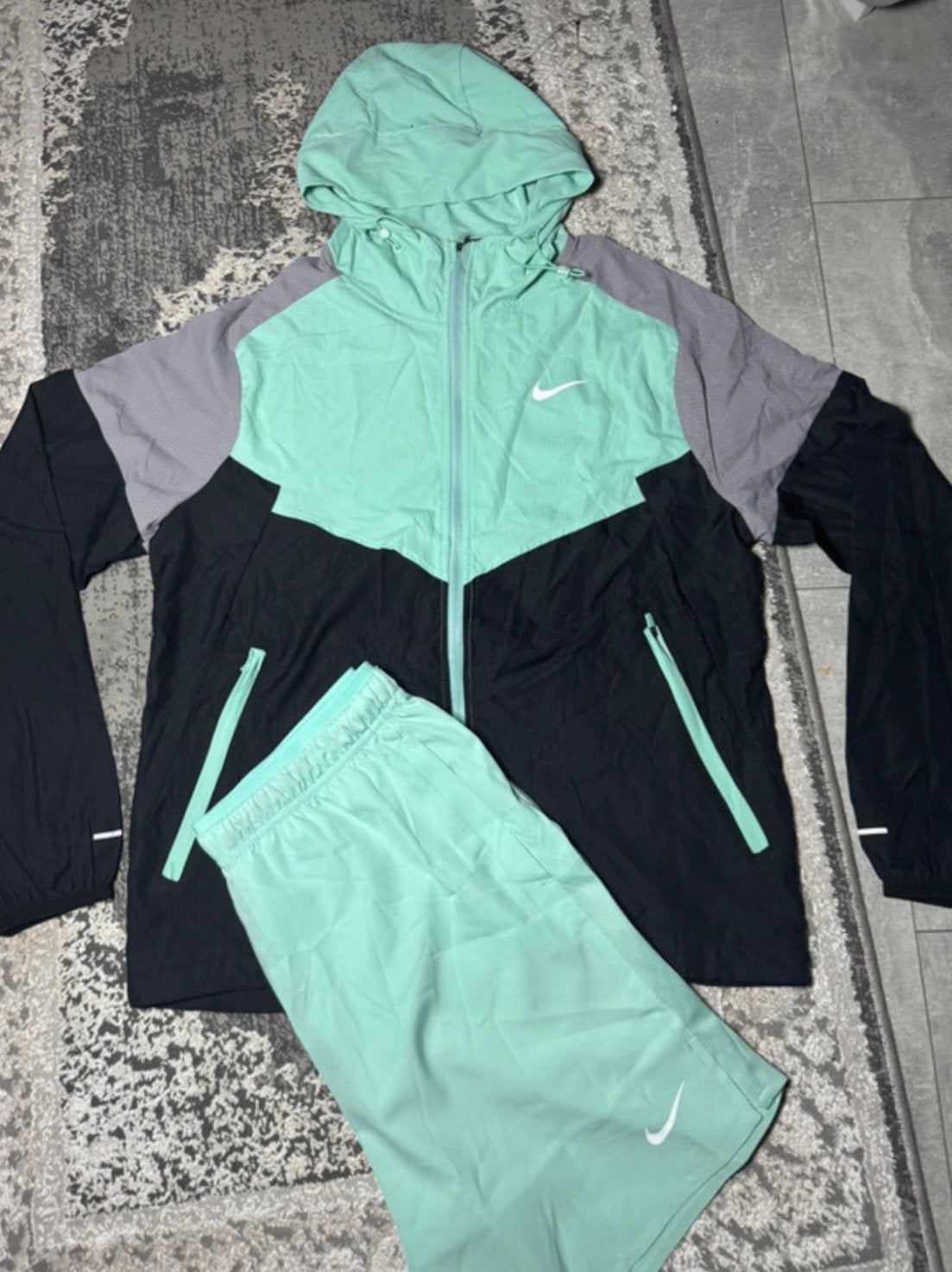 Nike hardloopset: jas en korte broek, Maat 48/50 (M), Ophalen of Verzenden, Zo goed als nieuw, Hardlopen of Fietsen