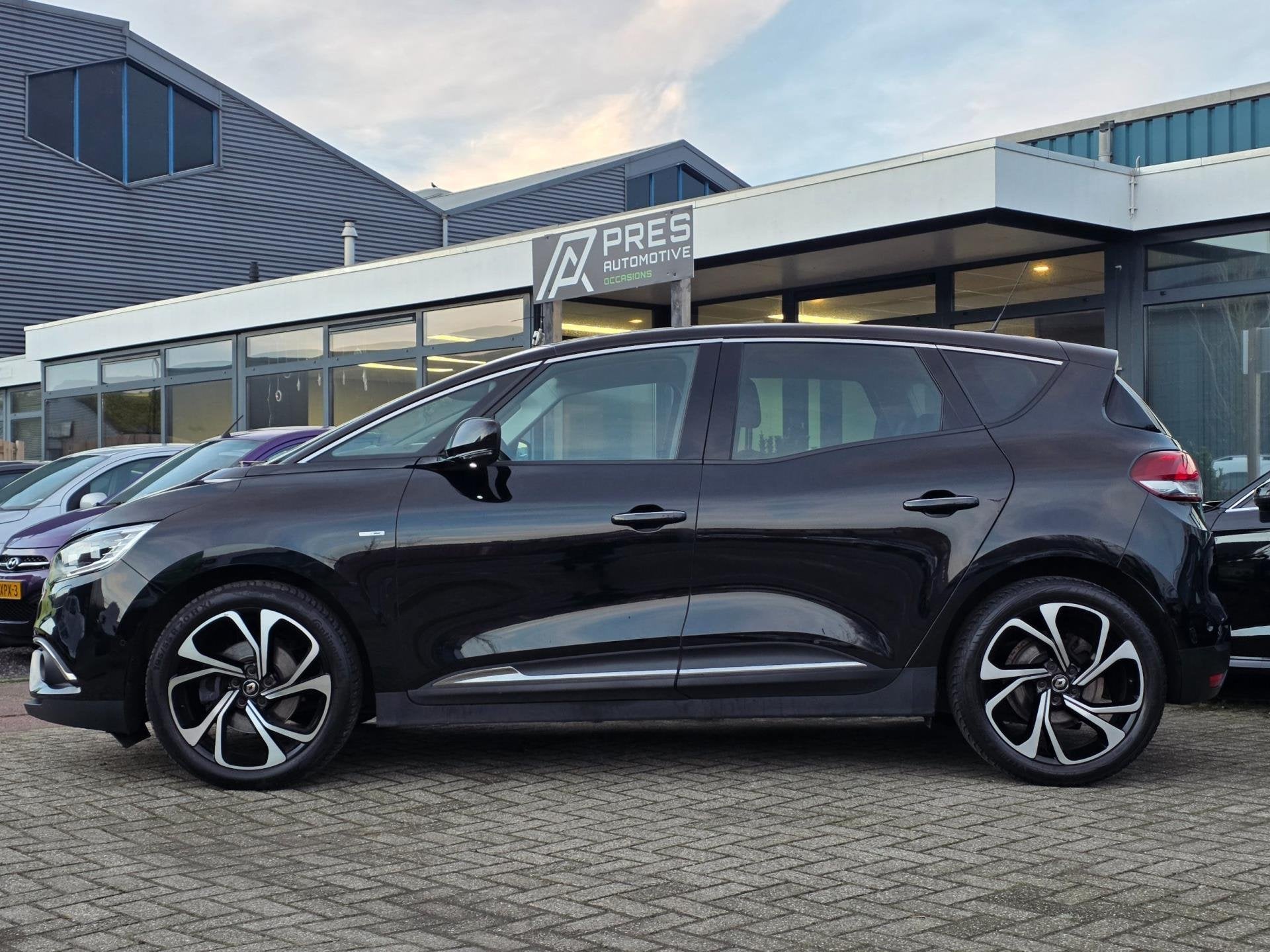 Renault SCENIC 1.3 TCe Bose |AUTOMAAT|HEAD-UP|PARK ASSIST, Auto's, 4 cilinders, Leder en Stof, Zwart, Bedrijf