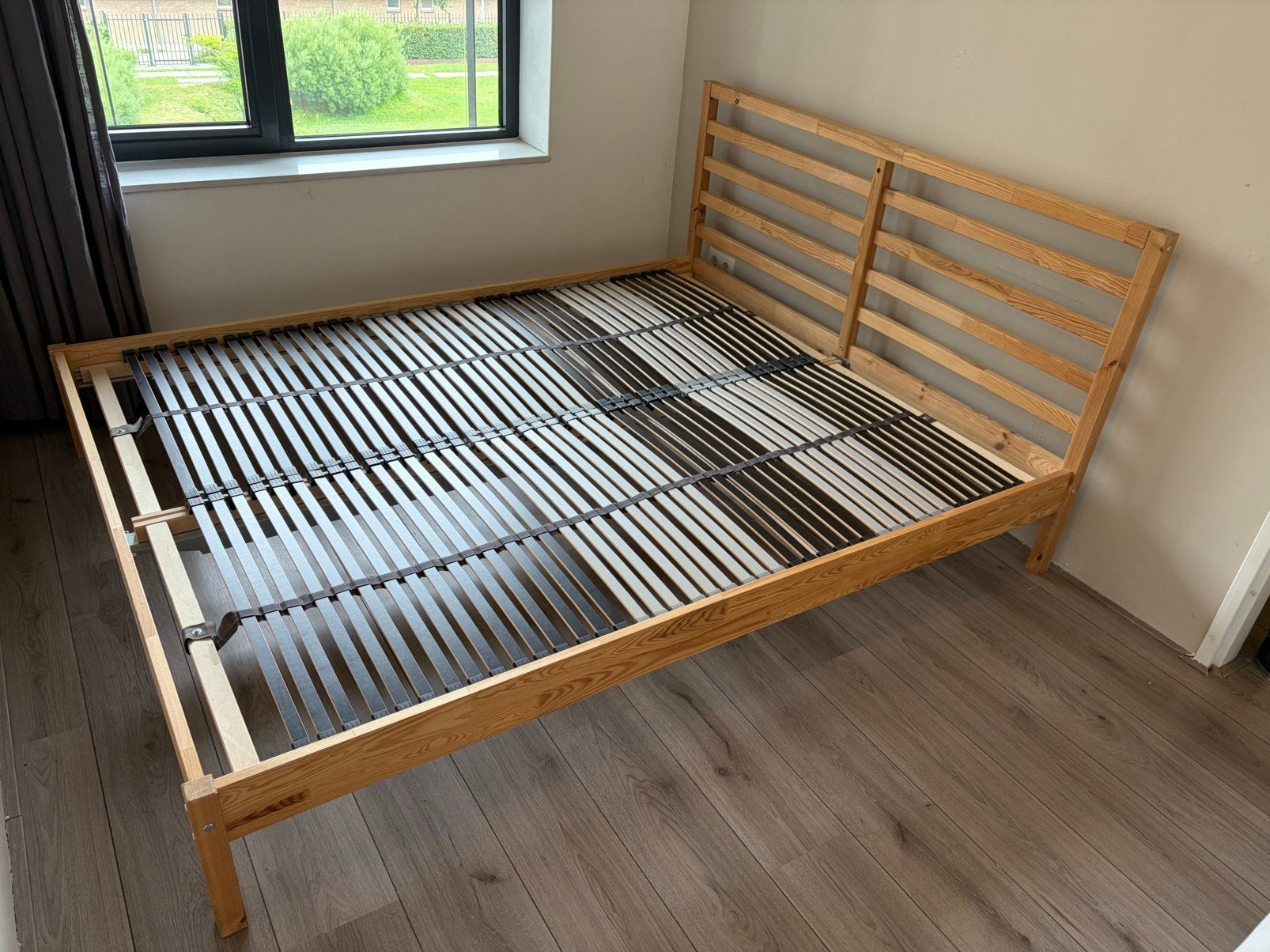 Bed Ikea Tarva 160x200 met Luroy lattenbodems, Huis en Inrichting, Slaapkamer | Bedden, Ophalen, Bruin, Tweepersoons, Zo goed als nieuw