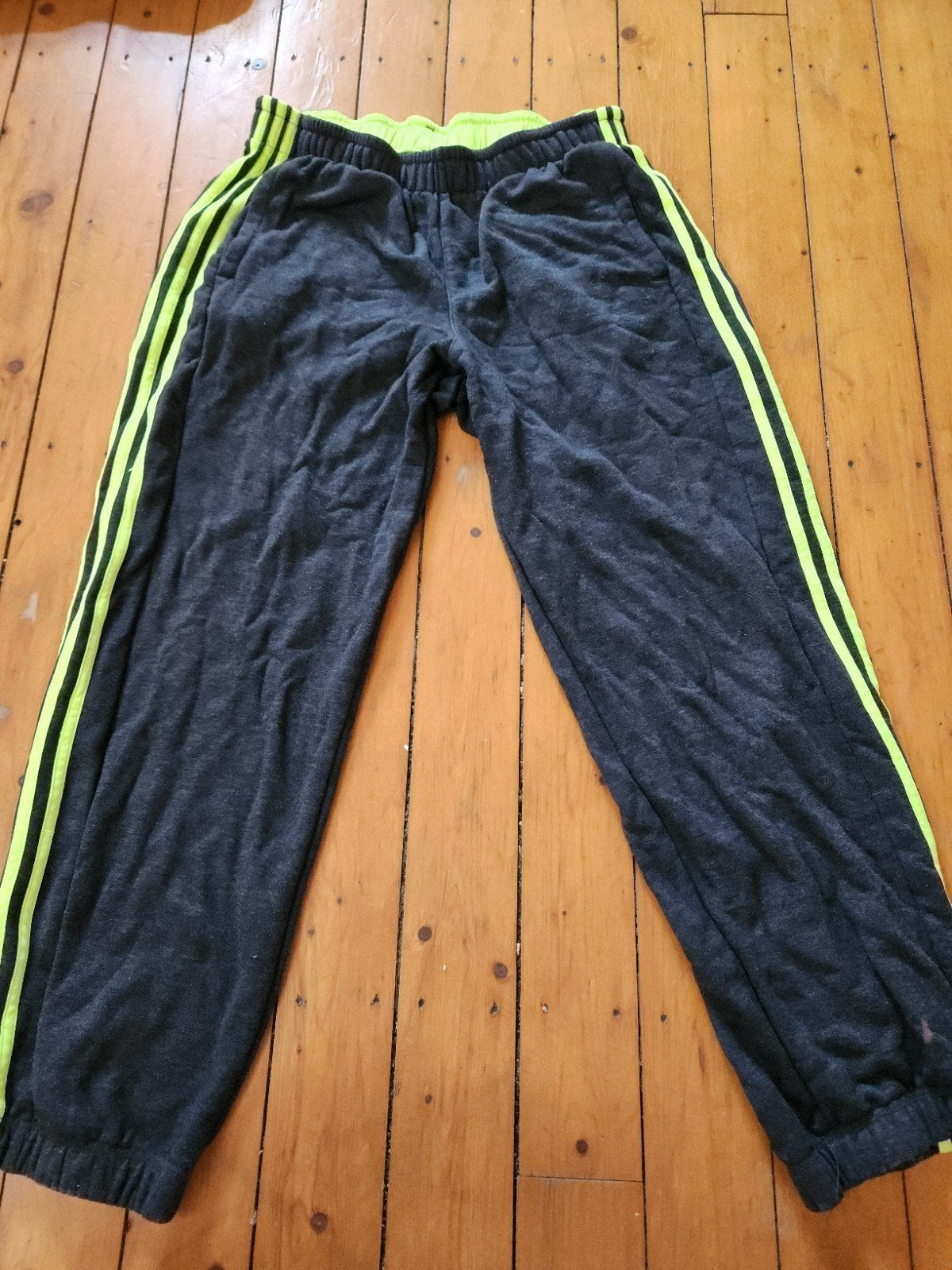 Adidas Sweater Donkergrijs met Neongele Strepen - Maat L, Kleding | Heren, Broeken en Pantalons, Maat 52/54 (L), Ophalen of Verzenden