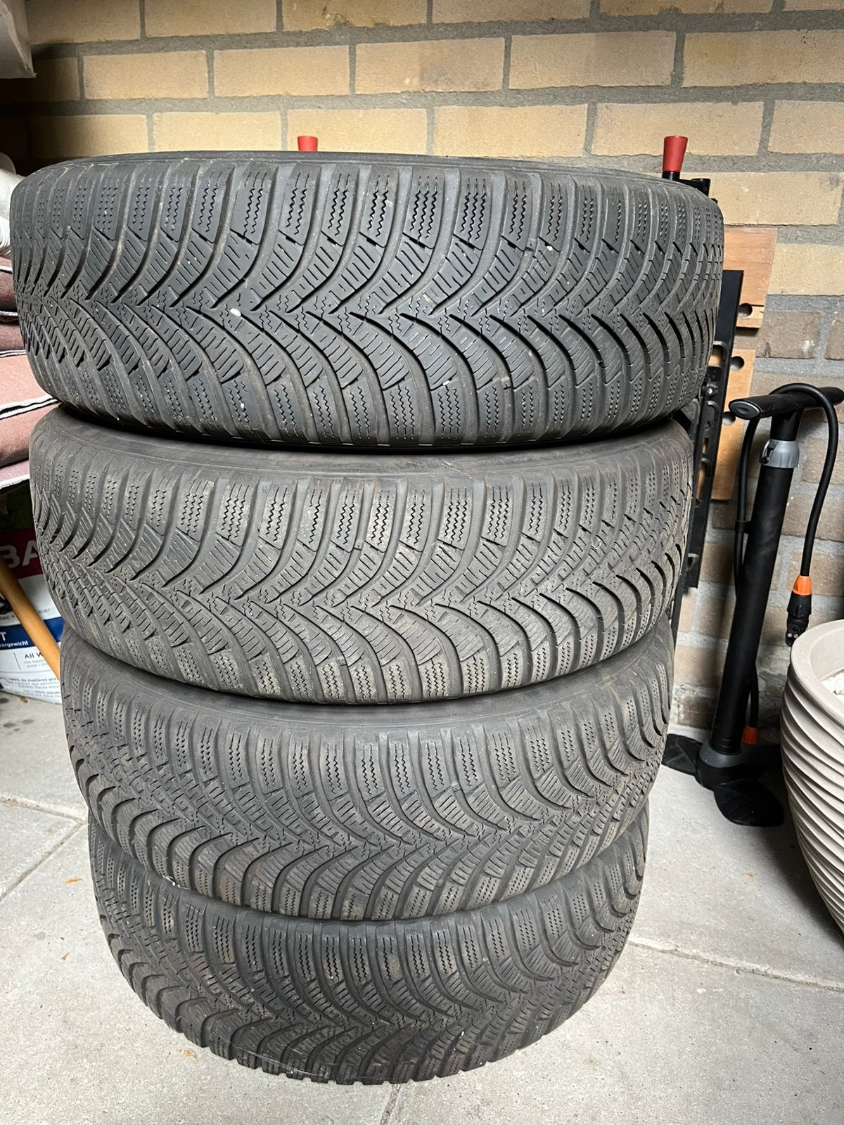 4x Hankook winterbanden 185/65 R15 + VAG wieldoppen, Ophalen, Gebruikt, 15 inch, Banden en Velgen