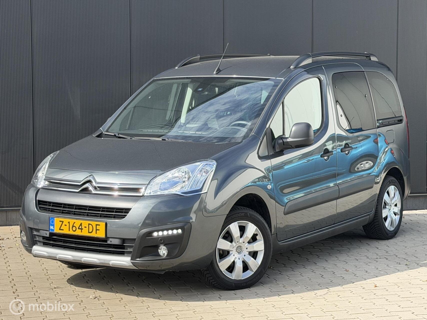 Citroen Berlingo 1.2 110PK Feel | CRUISE | CLIMA | CAMERA |, Auto's, Voorwielaandrijving, Stof, Gebruikt, 1199 cc