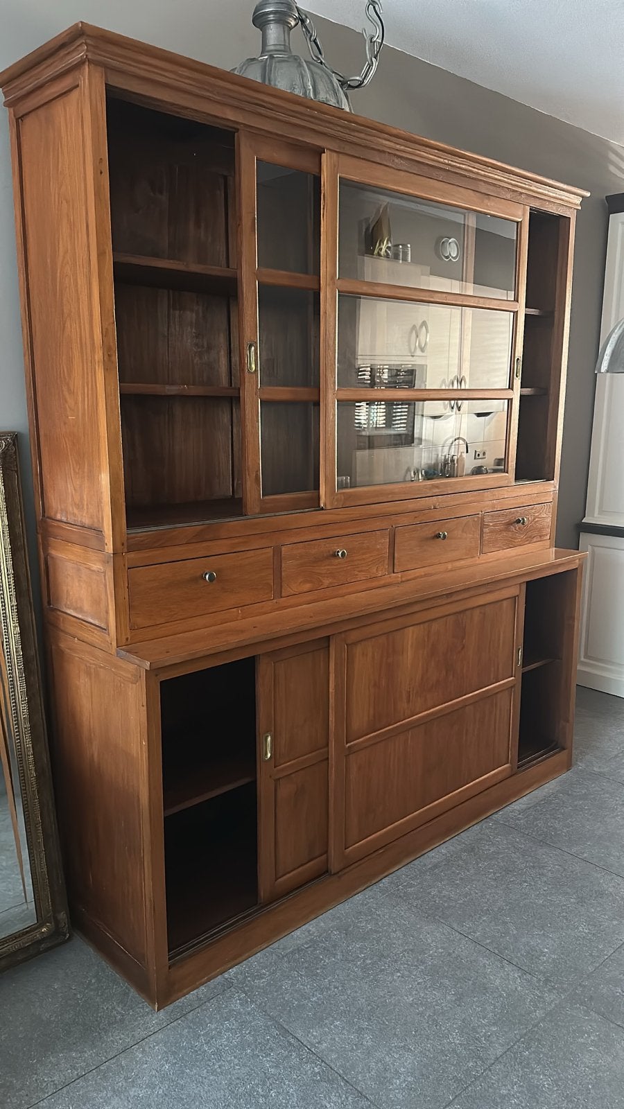 Massief houten vitrinekast met schuifdeuren, Antiek en Kunst, Antiek | Meubels | Kasten, Ophalen